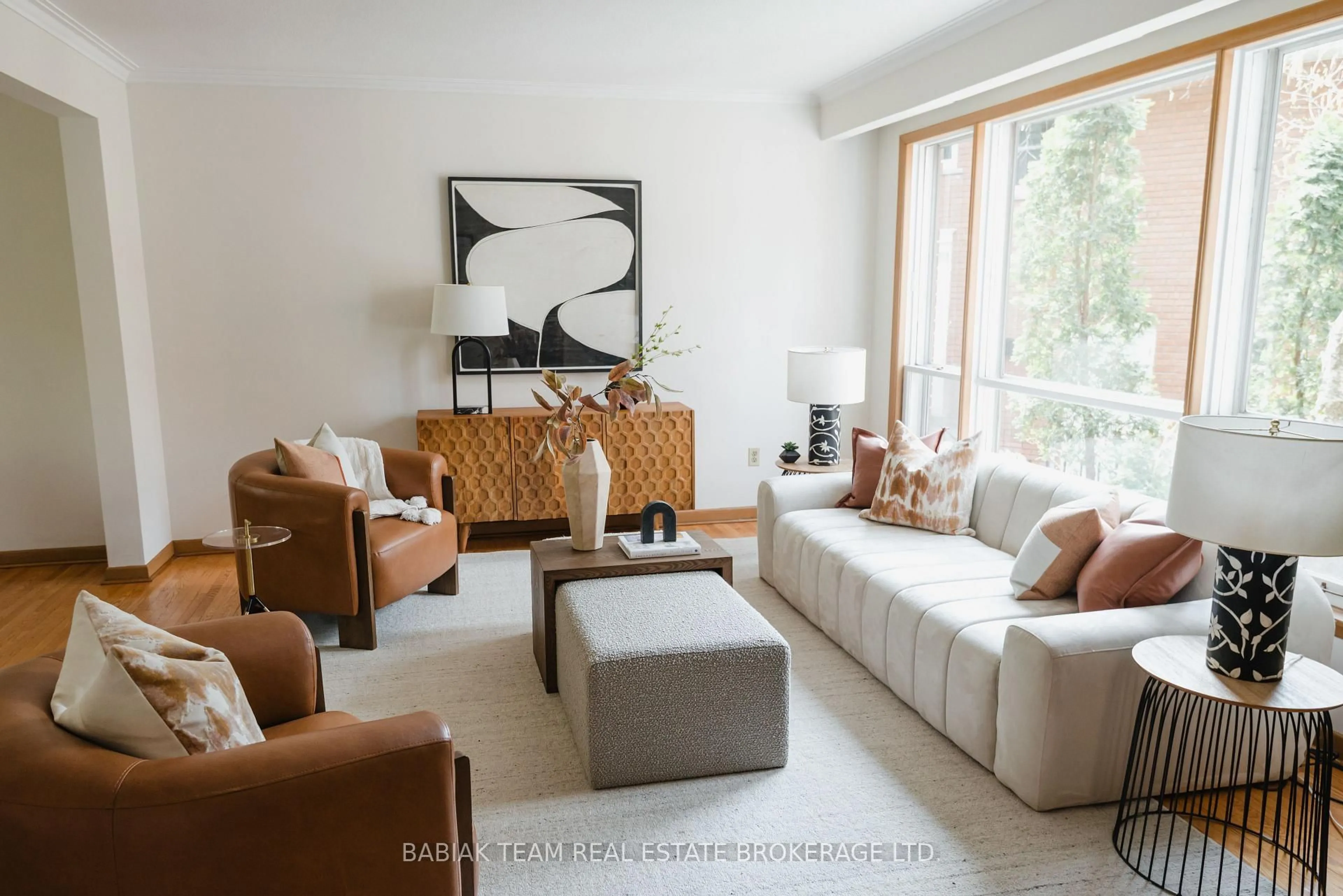 Living room with furniture, unknown for 7 Innisfree Crt, Toronto Ontario M6S 3N7