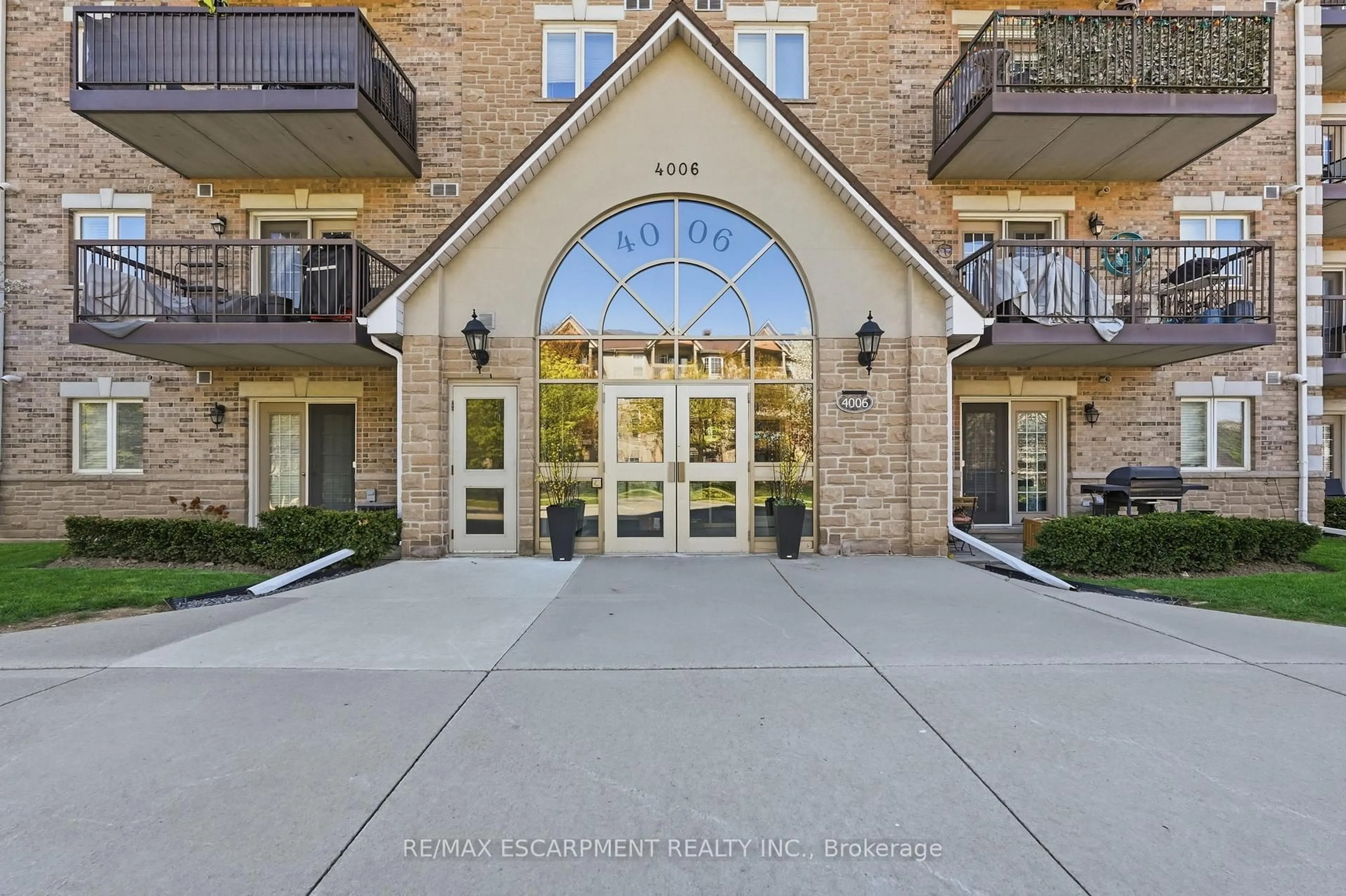 Indoor foyer for 4006 Kilmer Dr #407, Burlington Ontario L7M 4W4