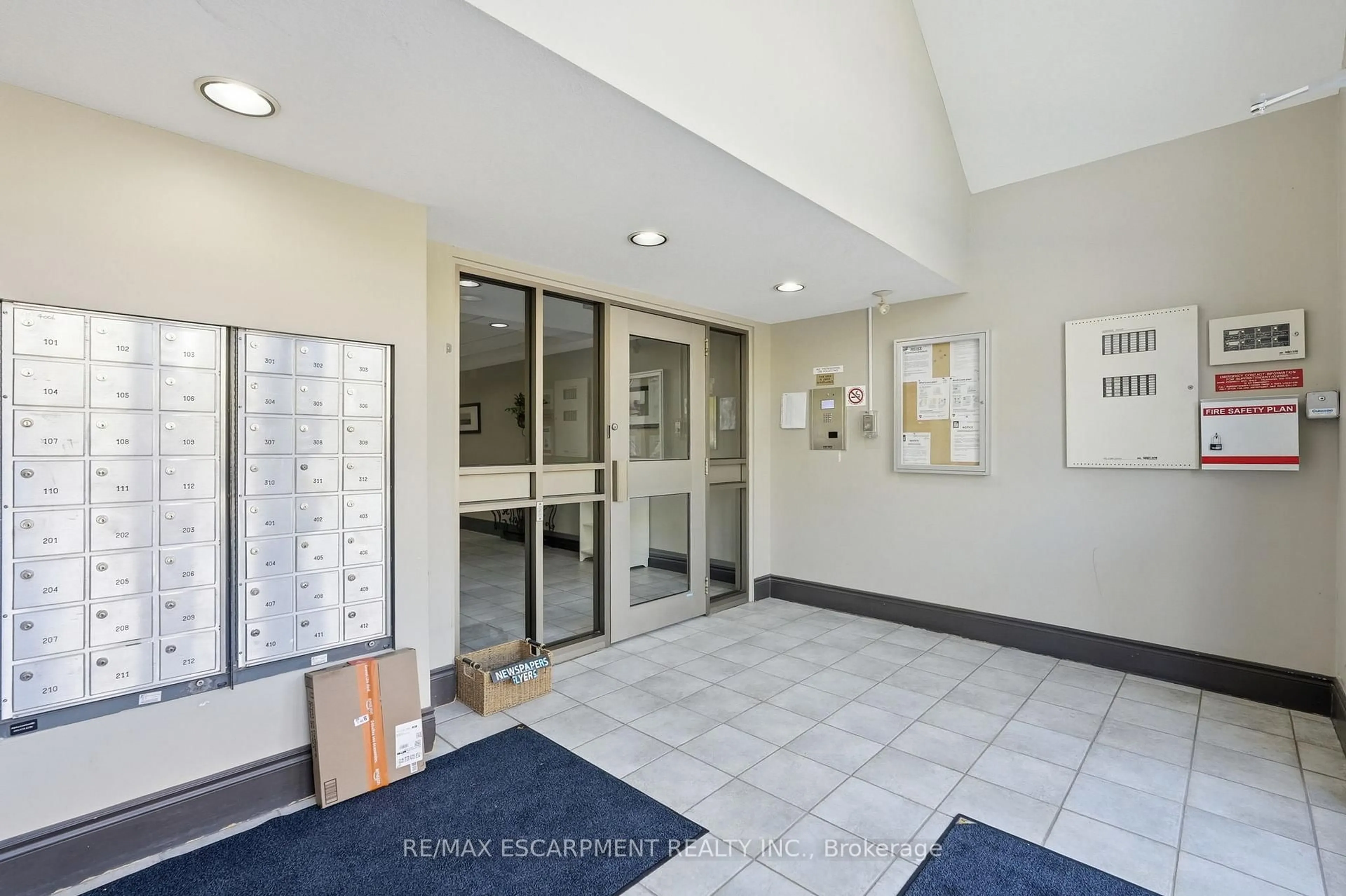 Indoor foyer for 4006 Kilmer Dr #407, Burlington Ontario L7M 4W4