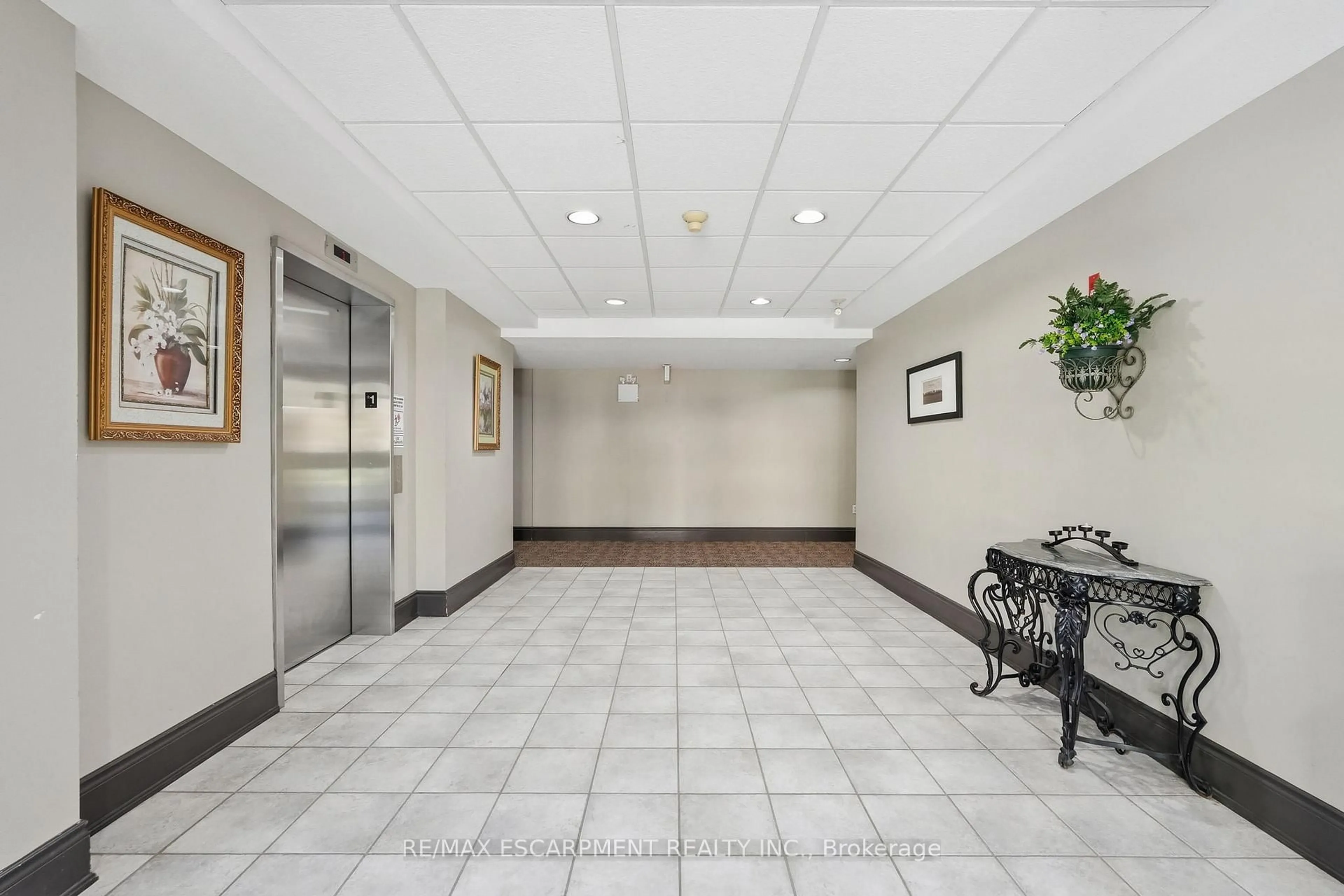 Indoor foyer for 4006 Kilmer Dr #407, Burlington Ontario L7M 4W4