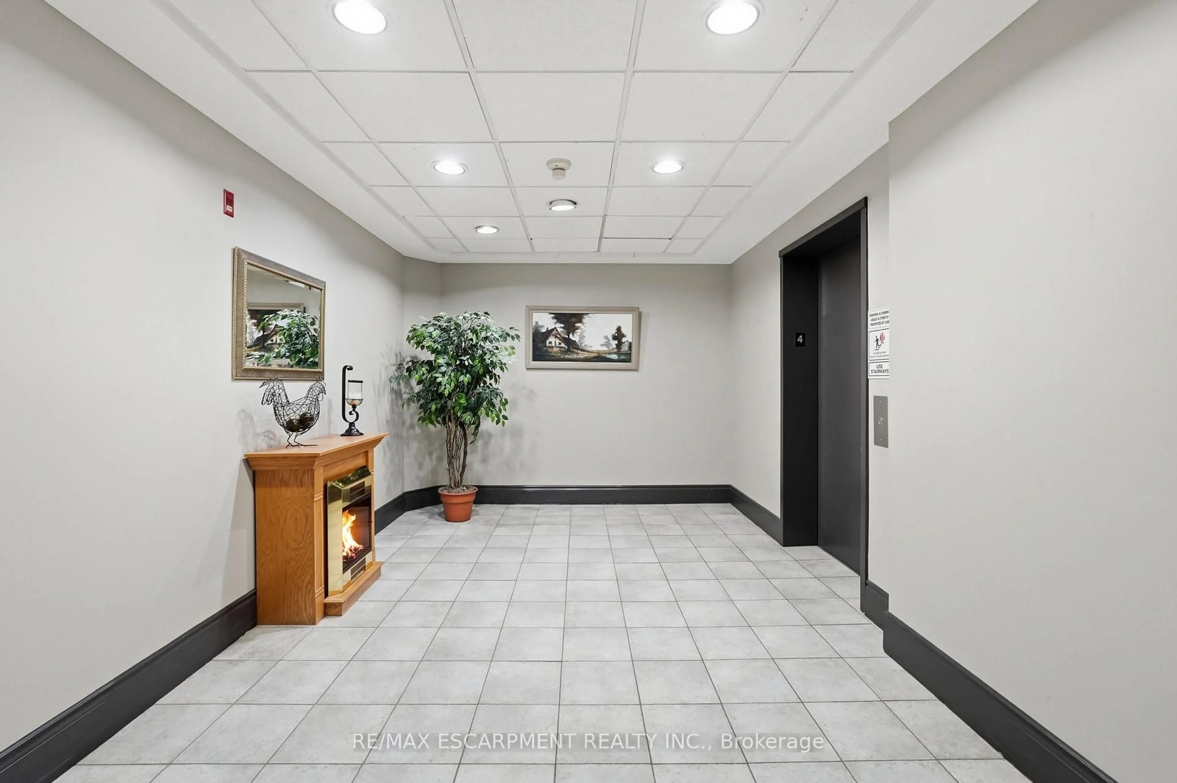 Indoor foyer for 4006 Kilmer Dr #407, Burlington Ontario L7M 4W4