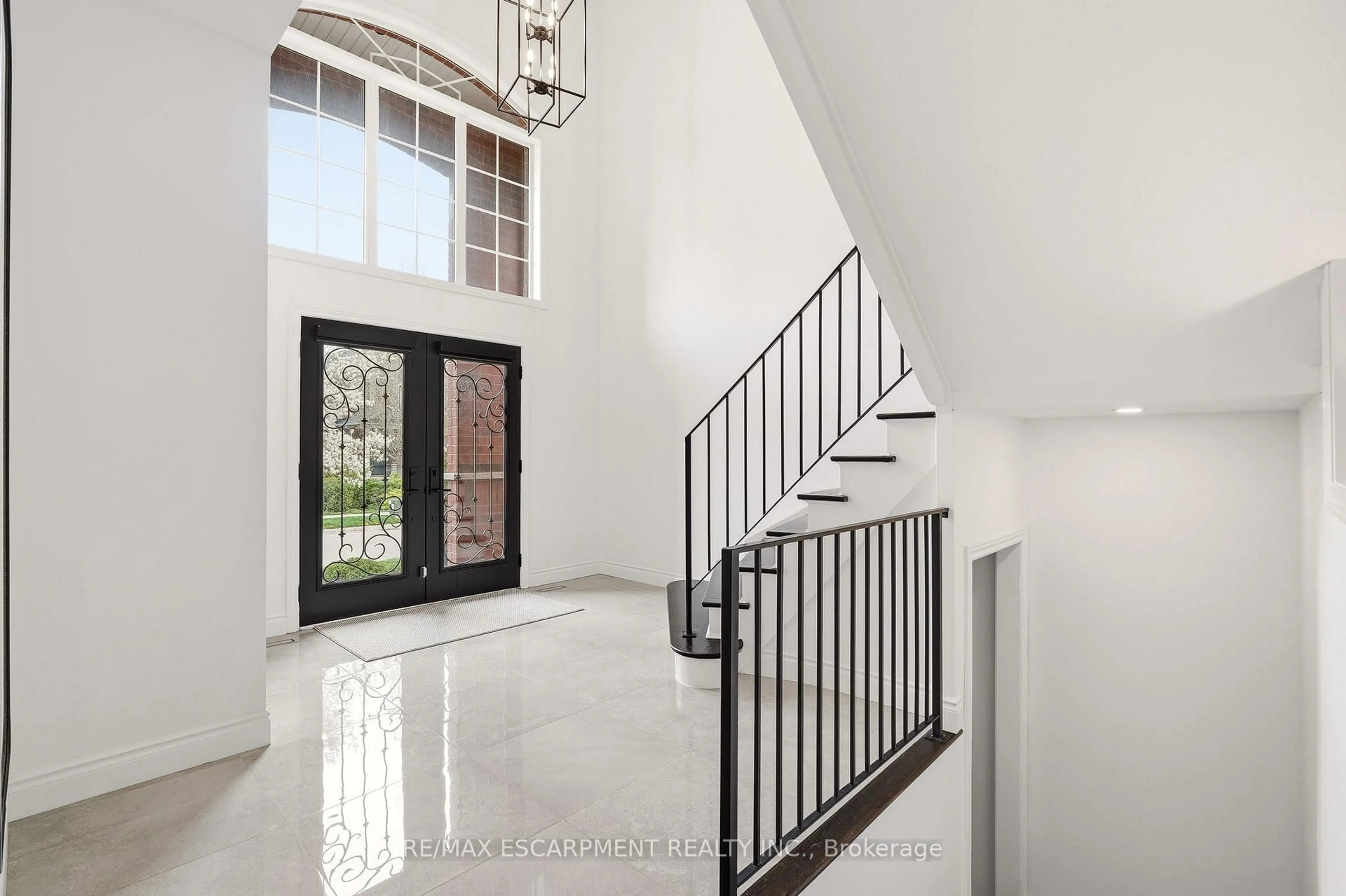 Indoor foyer for 1379 Liverpool St, Oakville Ontario L6M 4P1