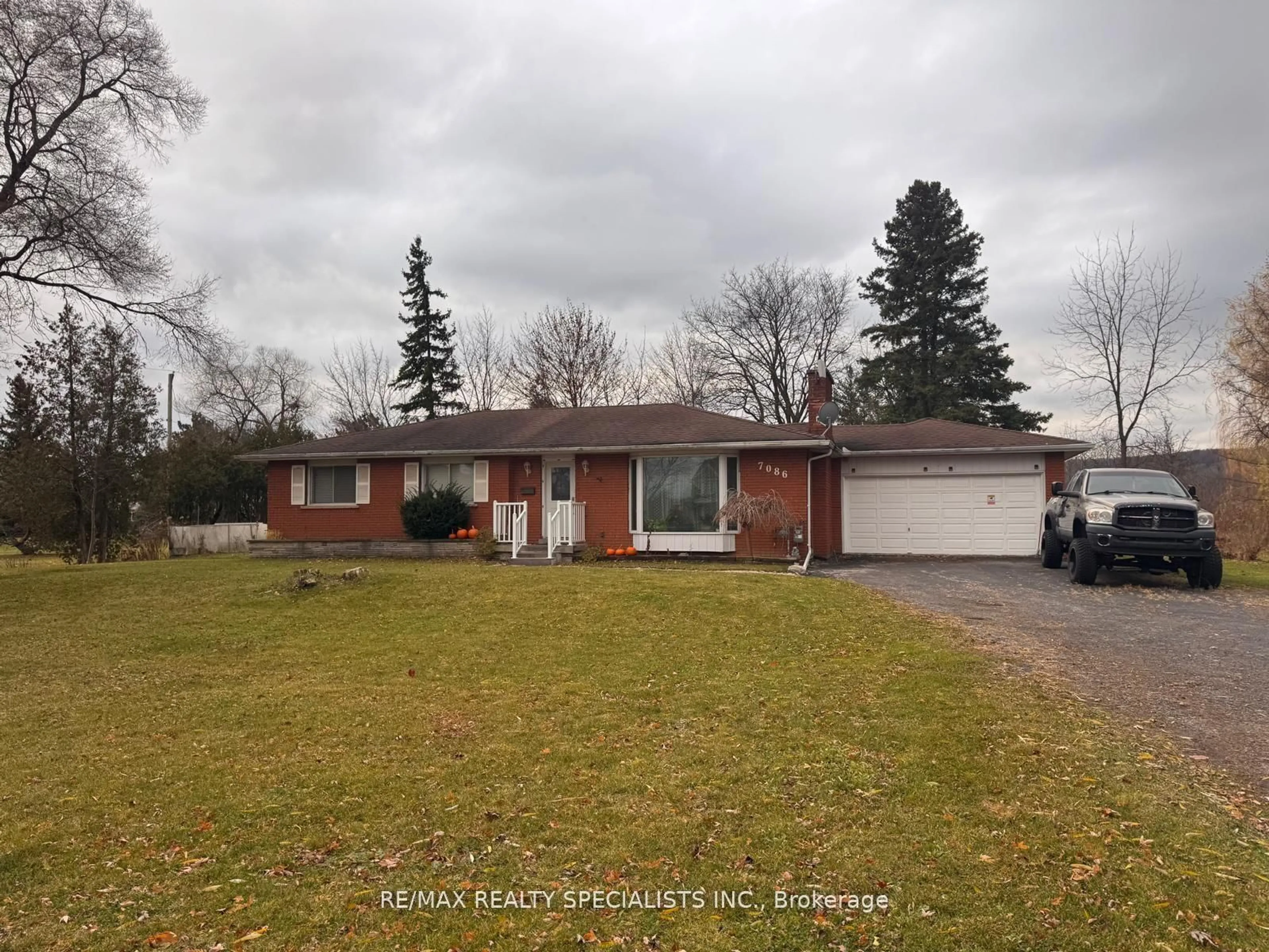 A pic from outside/outdoor area/front of a property/back of a property/a pic from drone, street for 7086 Tremaine Rd, Milton Ontario L9E 1A9