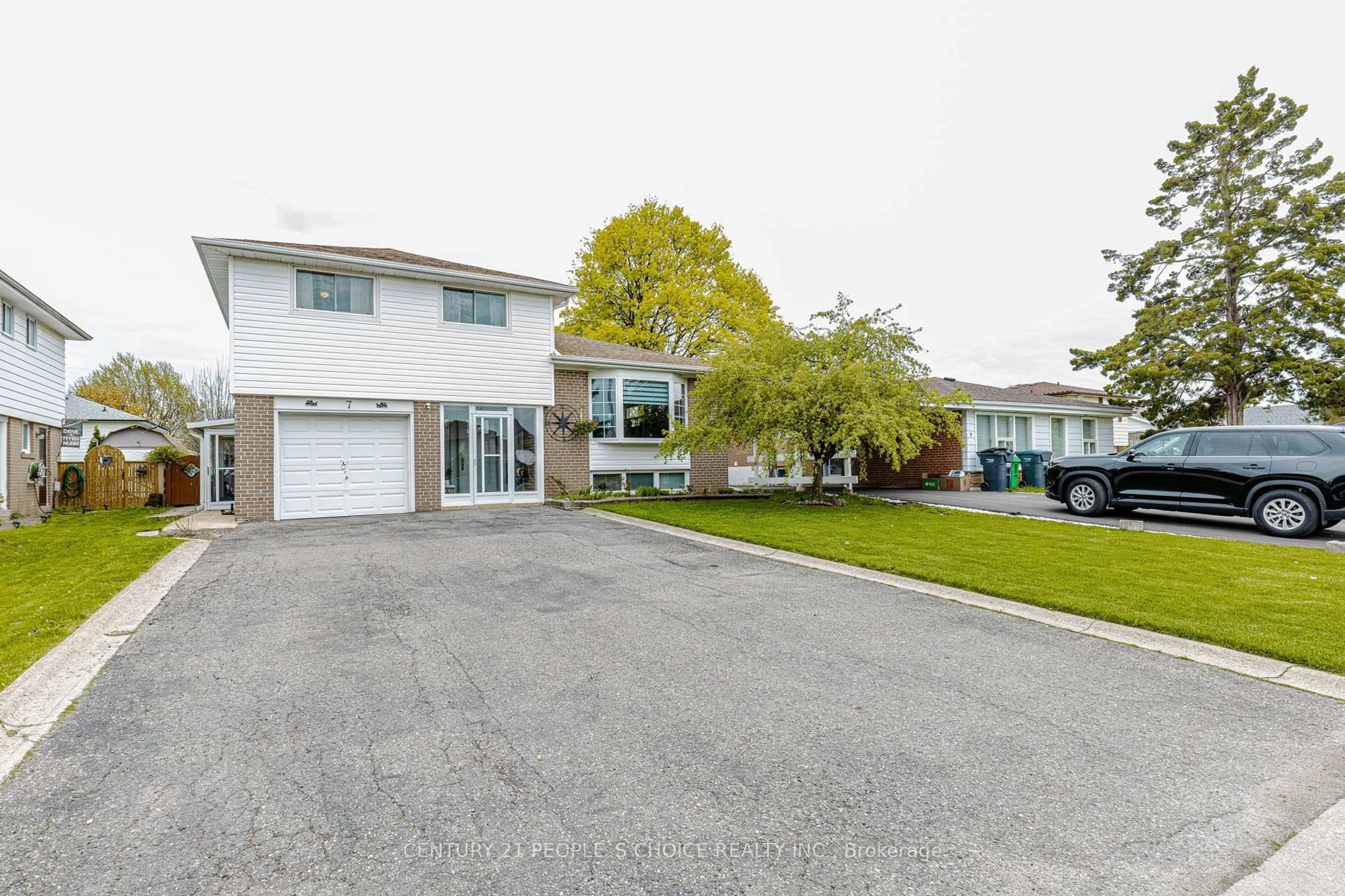 A pic from outside/outdoor area/front of a property/back of a property/a pic from drone, street for 7 Pleaseley Rd, Brampton Ontario L6W 1K7