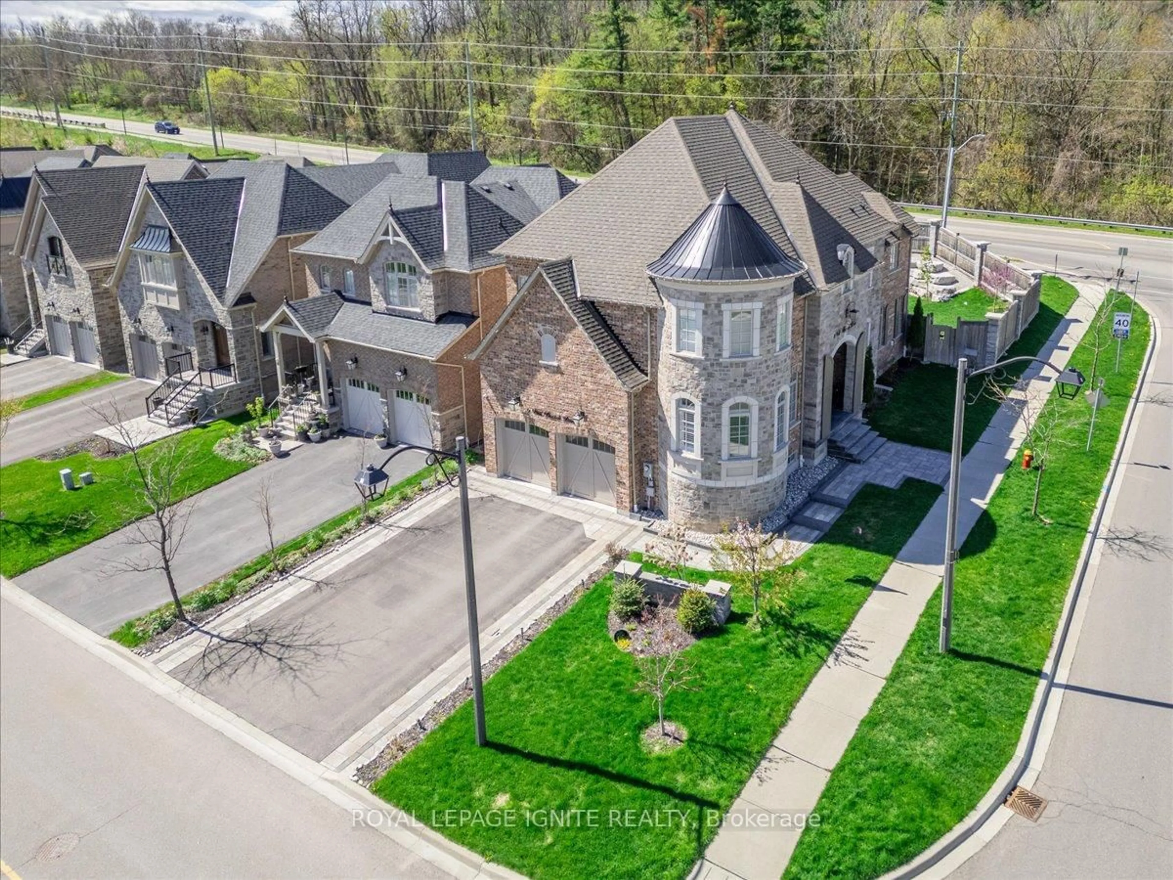 A pic from outside/outdoor area/front of a property/back of a property/a pic from drone, street for 6 West Branch Dr, Halton Hills Ontario L7G 0J6