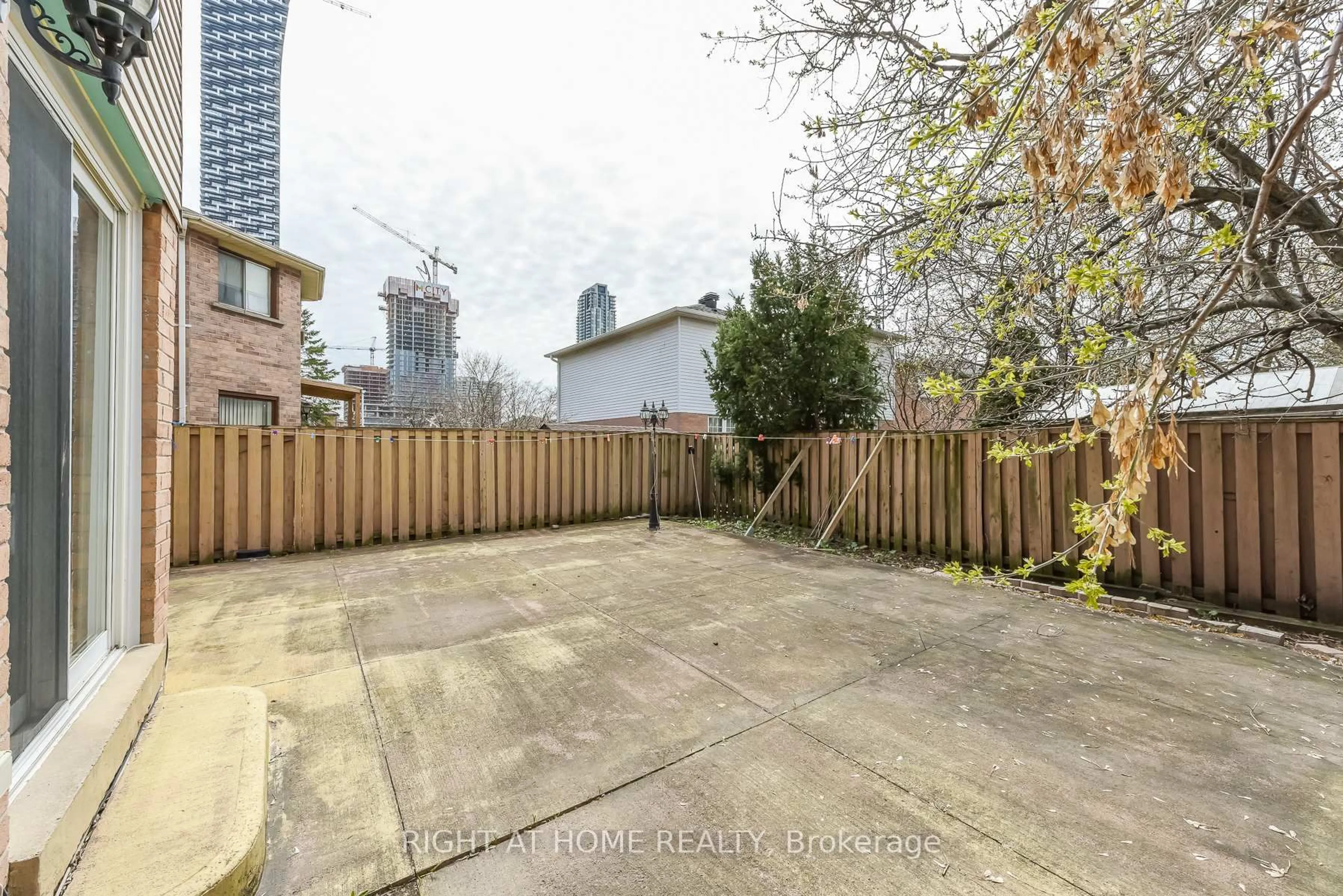 Patio, street for 379 Wallenberg Cres, Mississauga Ontario L5B 3N1
