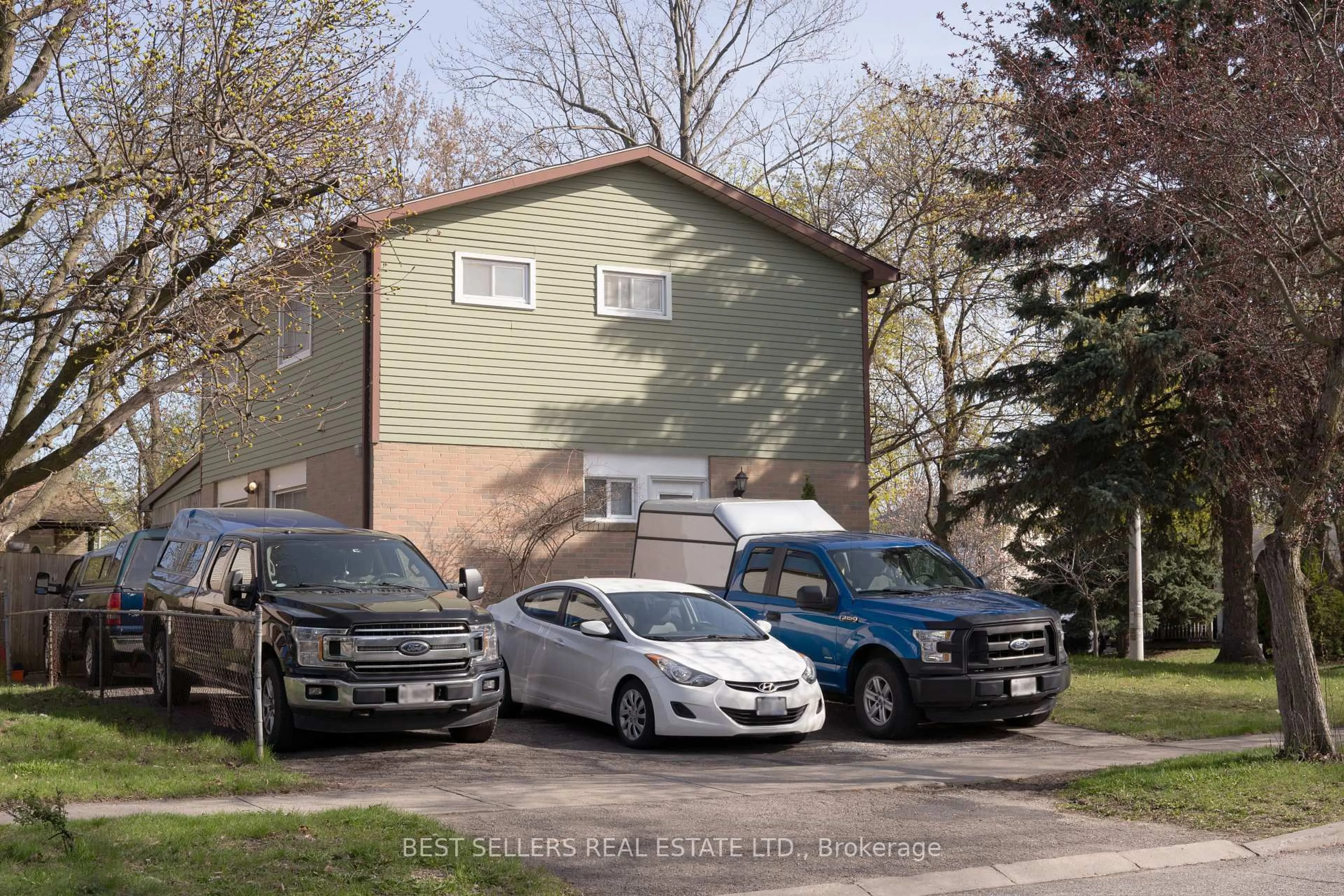 A pic from outside/outdoor area/front of a property/back of a property/a pic from drone, street for 9 Herkley Dr, Brampton Ontario L6V 2E7