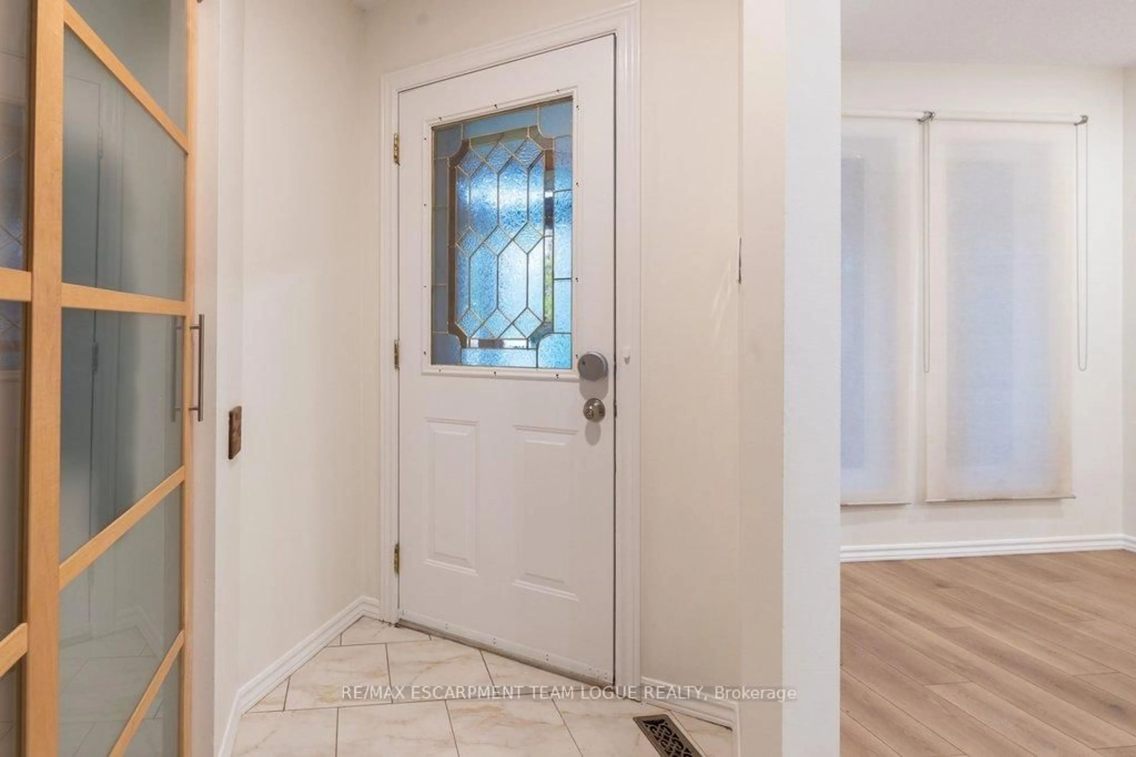 Indoor entryway for 1118 MONTGOMERY Dr, Oakville Ontario L6M 1G1