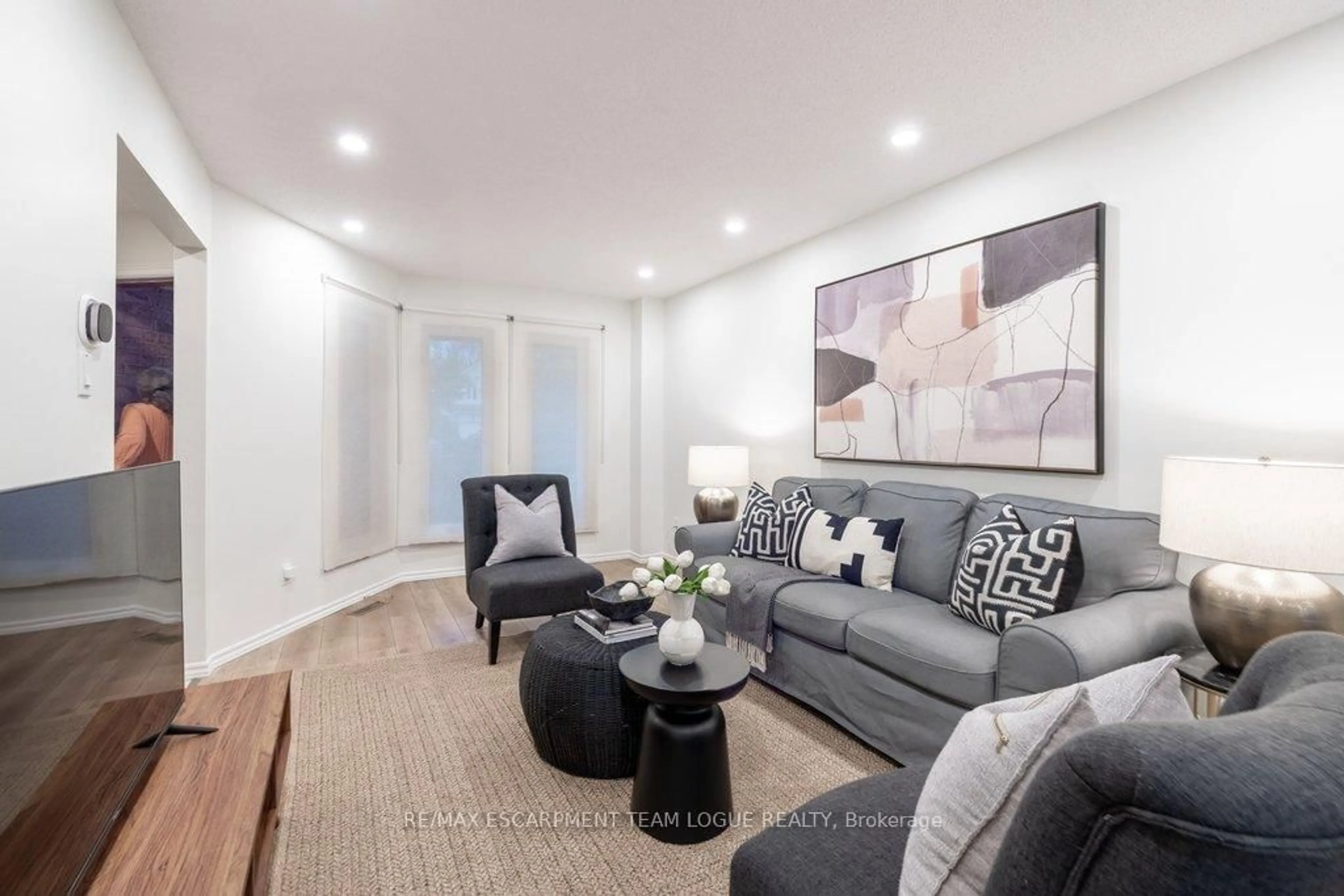 Living room with furniture, unknown for 1118 MONTGOMERY Dr, Oakville Ontario L6M 1G1