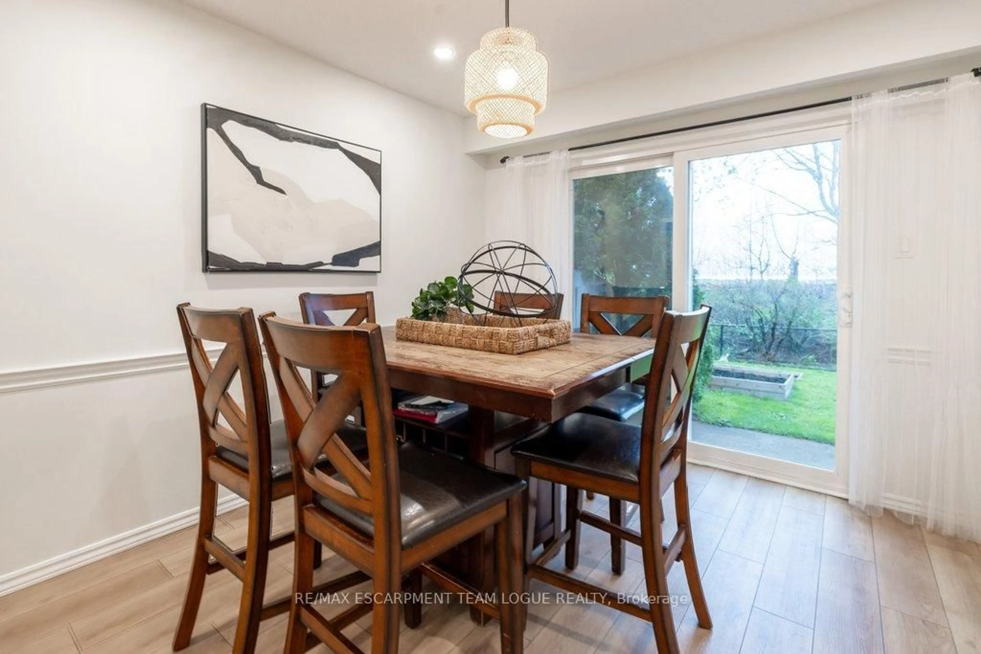 Dining room, wood/laminate floor for 1118 MONTGOMERY Dr, Oakville Ontario L6M 1G1