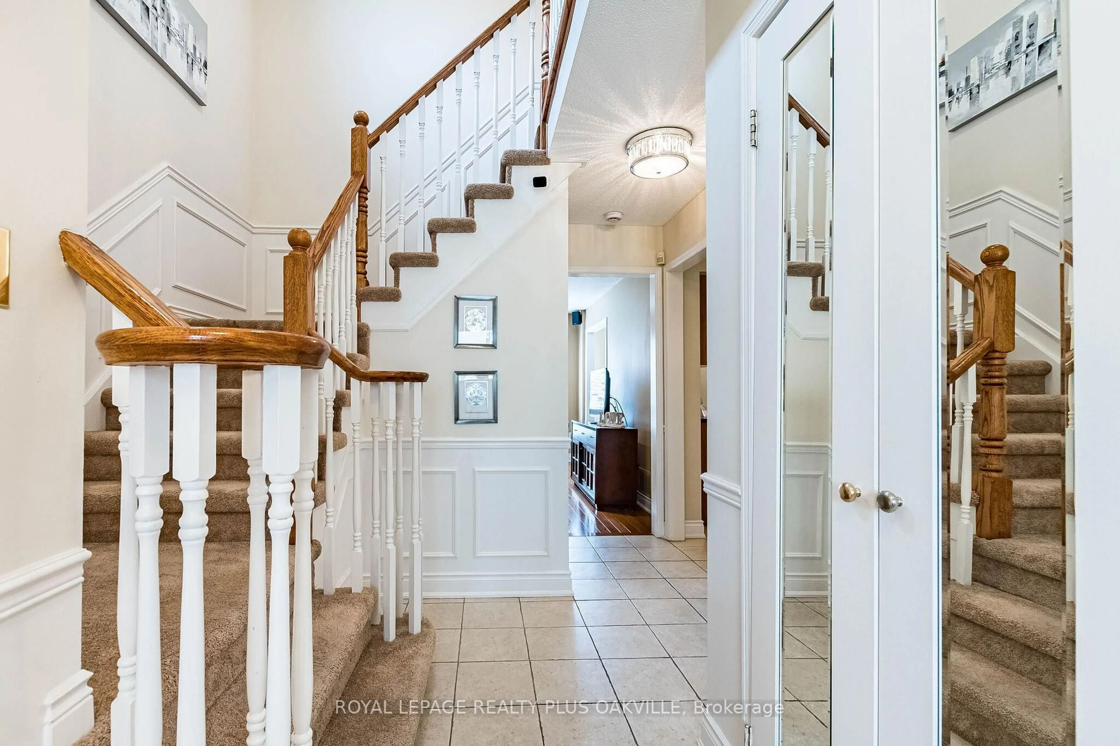 Indoor foyer for 394 Maidstone Cres, Oakville Ontario L6M 1A1