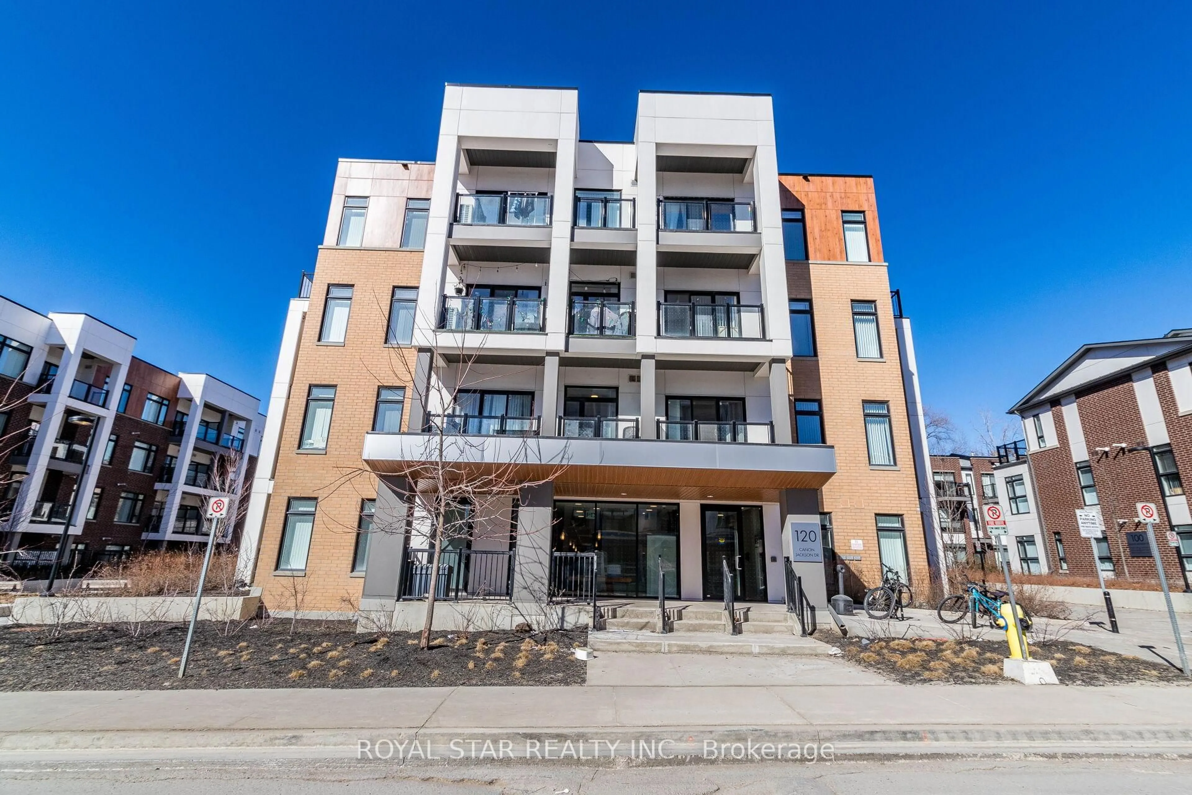 Patio, building for 120 Canon Jackson Dr #401, Toronto Ontario M6M 0E1