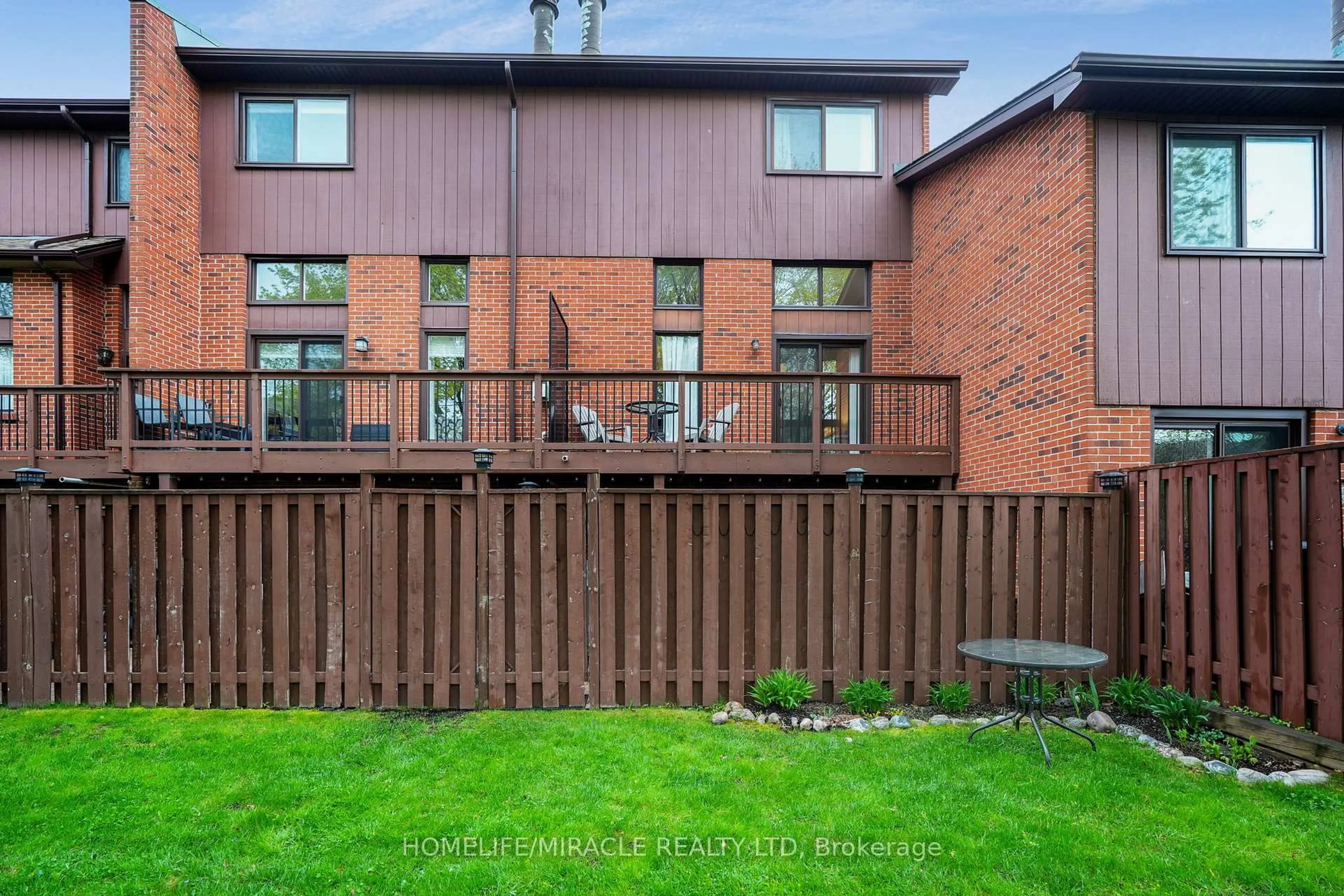 A pic from outside/outdoor area/front of a property/back of a property/a pic from drone, unknown for 4165 Fieldgate Dr #32, Mississauga Ontario L4W 2M9