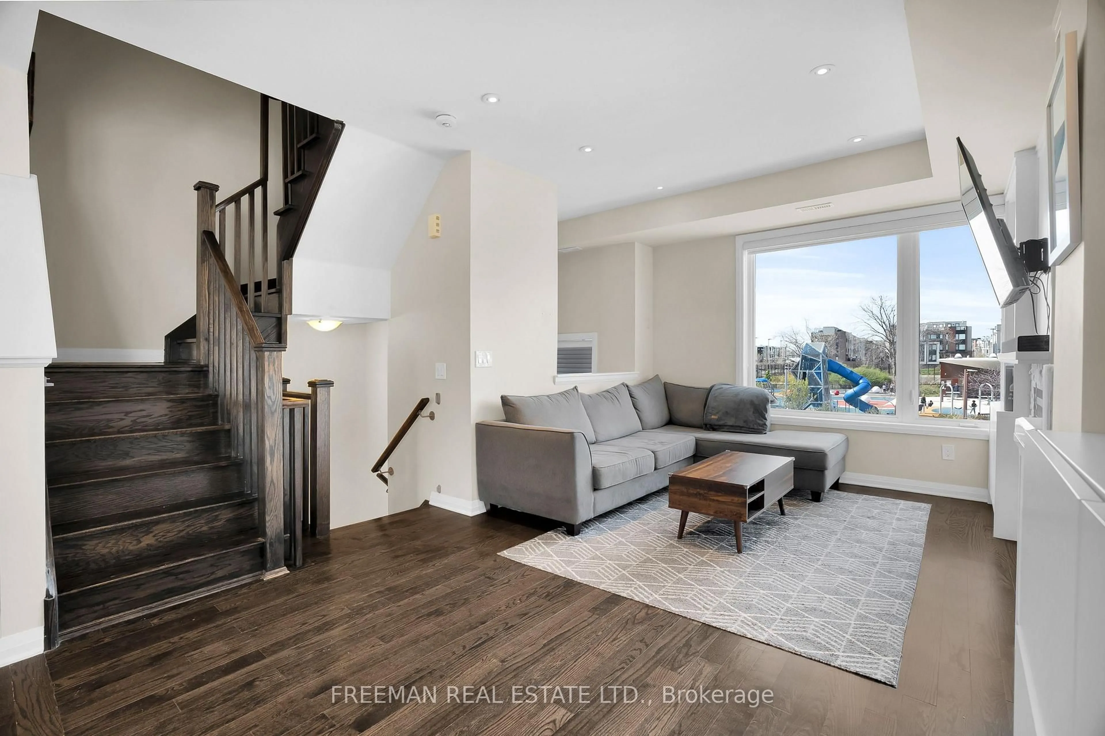 Living room with furniture, unknown for 17 Locust Lodge Gdns, Toronto Ontario M3K 0A9