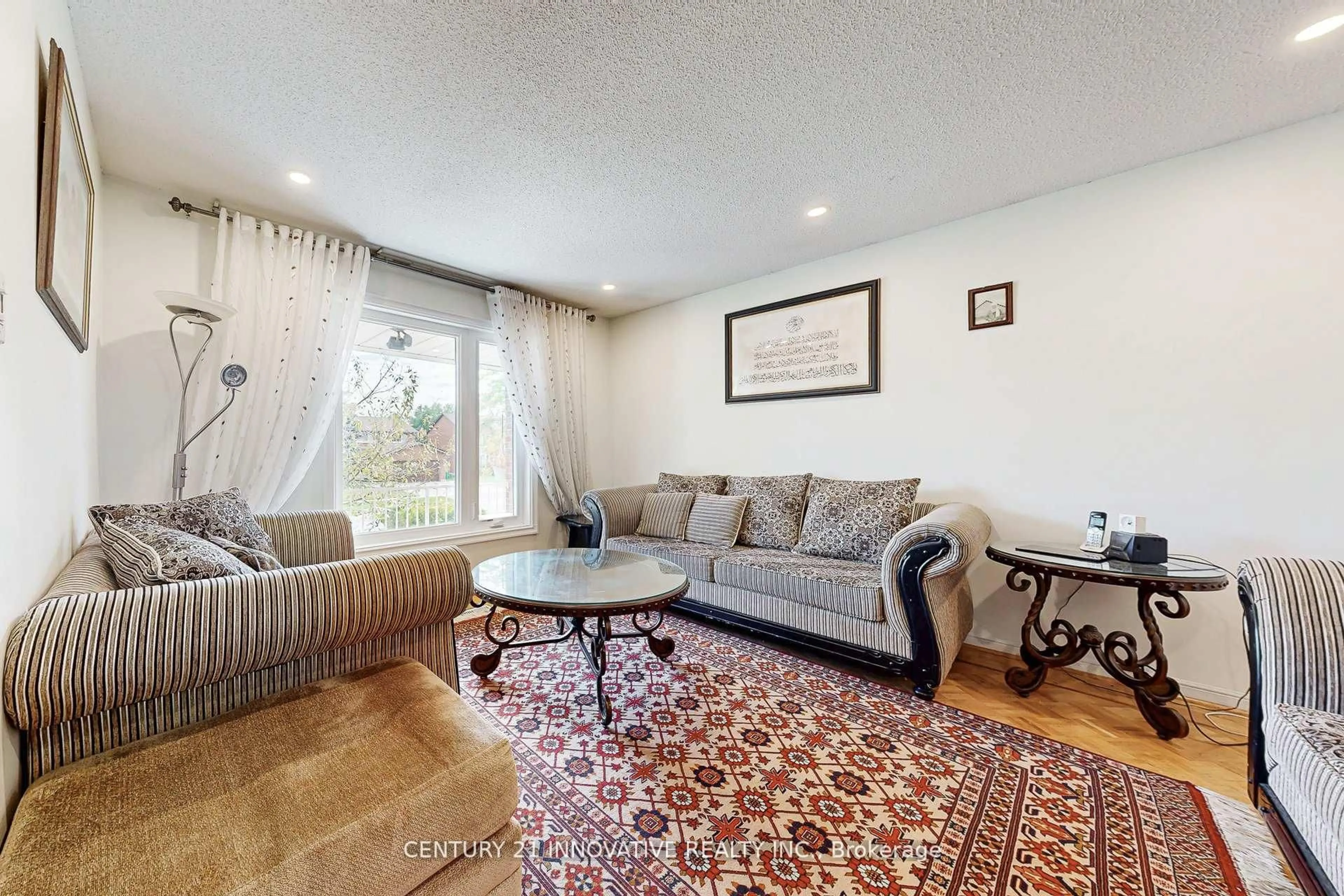 Living room with furniture, unknown for 816 Willowbank Tr, Mississauga Ontario L4W 3M2
