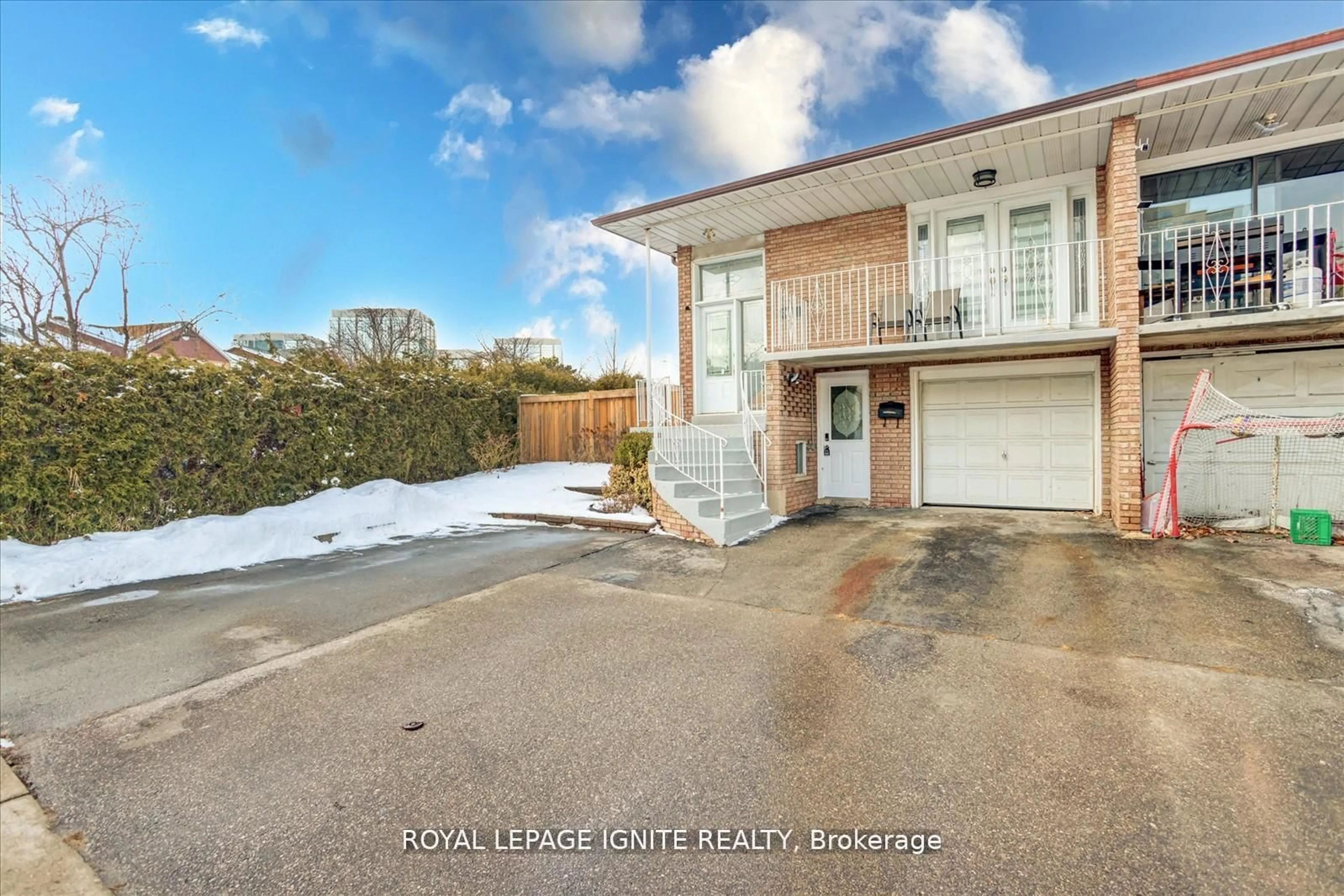 A pic from outside/outdoor area/front of a property/back of a property/a pic from drone, street for 4023 Bishopstoke Lane, Mississauga Ontario L4Z 1H9