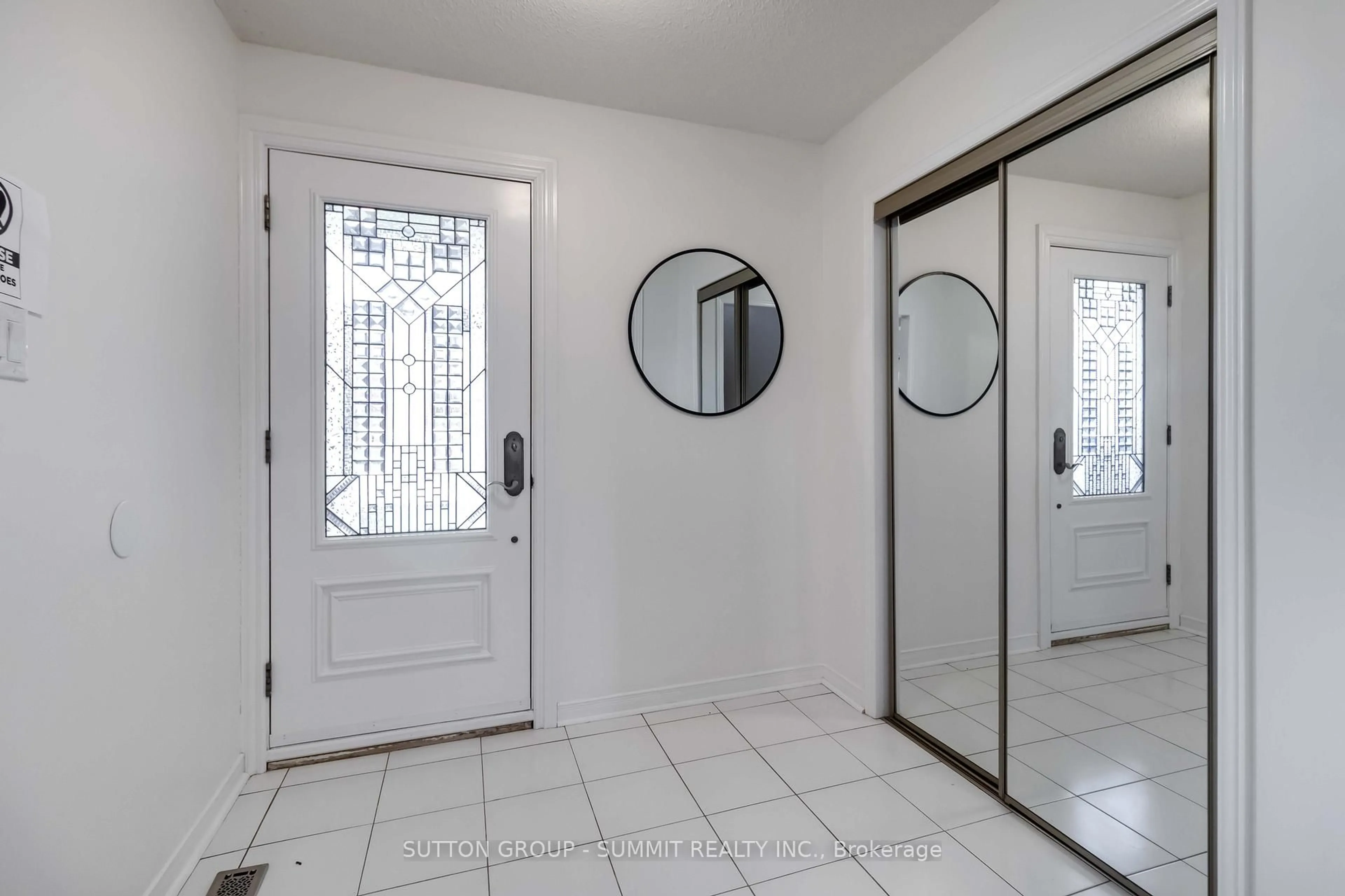 Indoor entryway for 4466 GLADEBROOK Cres, Mississauga Ontario L5V 1E4