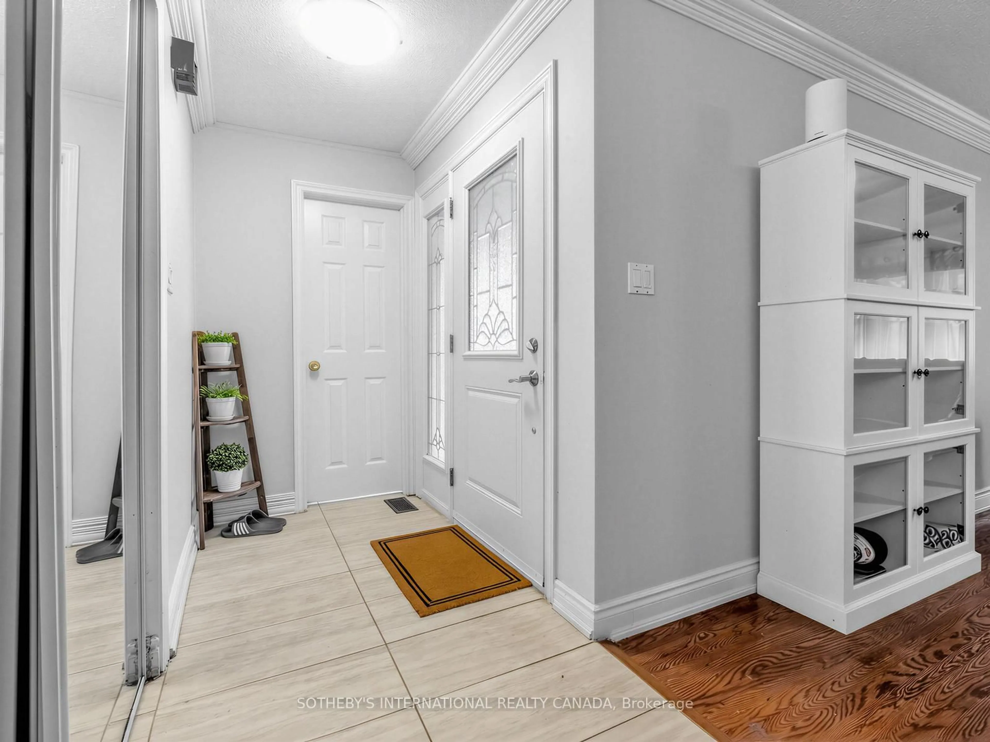 Indoor entryway for 3352 Queen Frederica Dr, Mississauga Ontario L4Y 3B2
