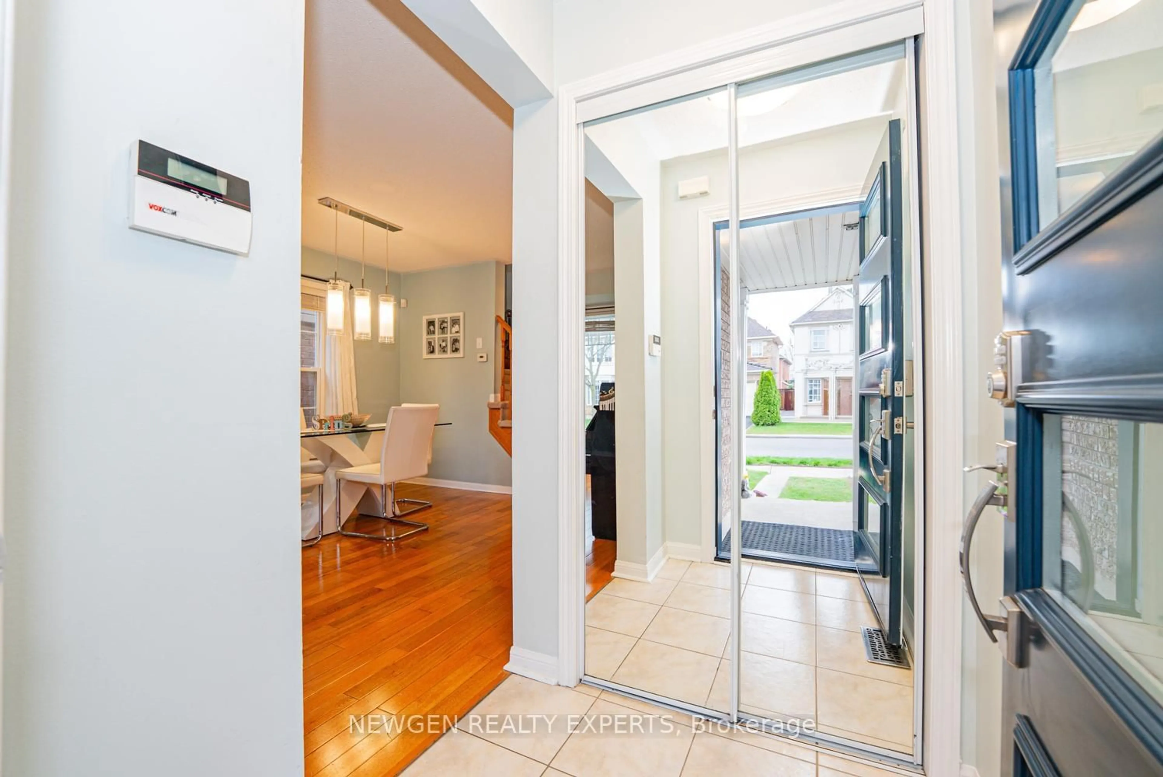 Indoor entryway for 14 Mendoza Dr, Brampton Ontario L7A 3M3