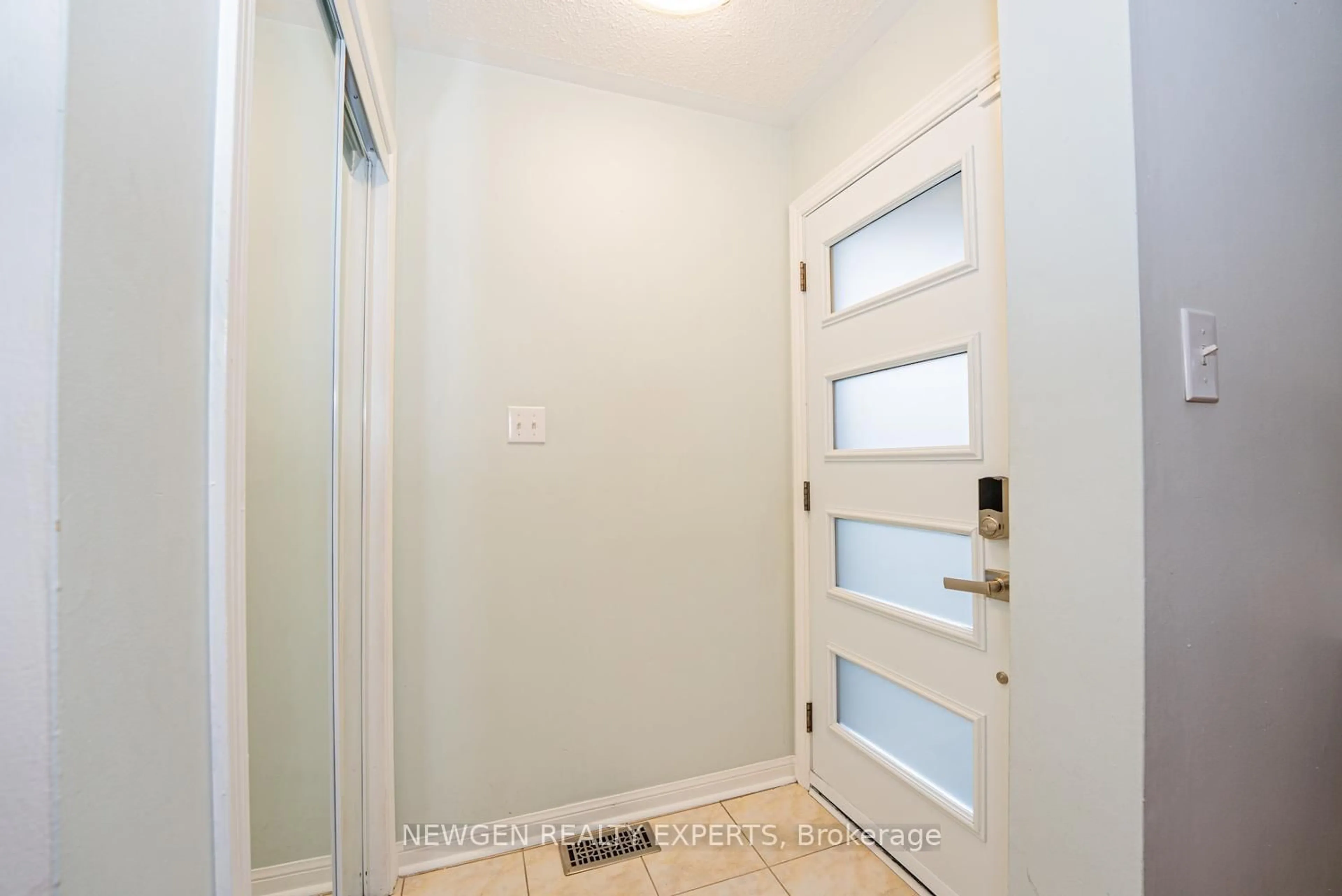 Indoor entryway for 14 Mendoza Dr, Brampton Ontario L7A 3M3
