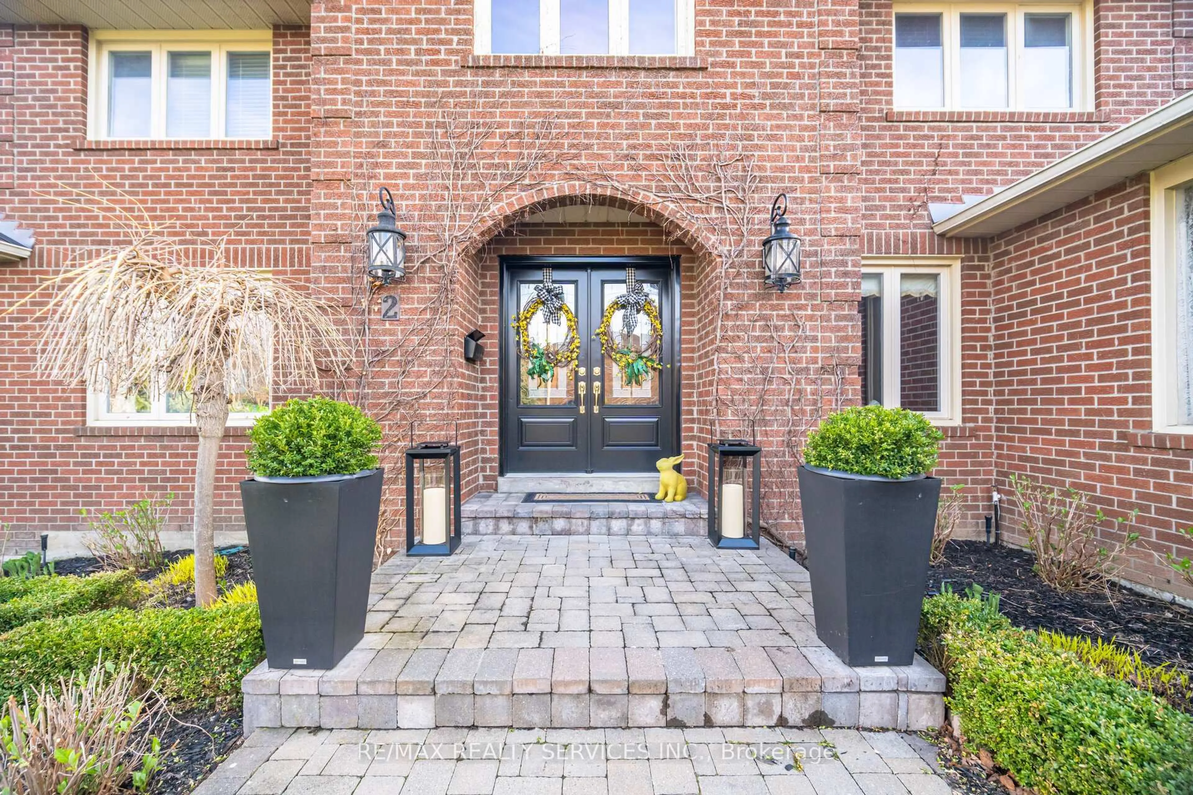 Indoor entryway for 2 WHITMORE Crt, Brampton Ontario L6Z 2A5