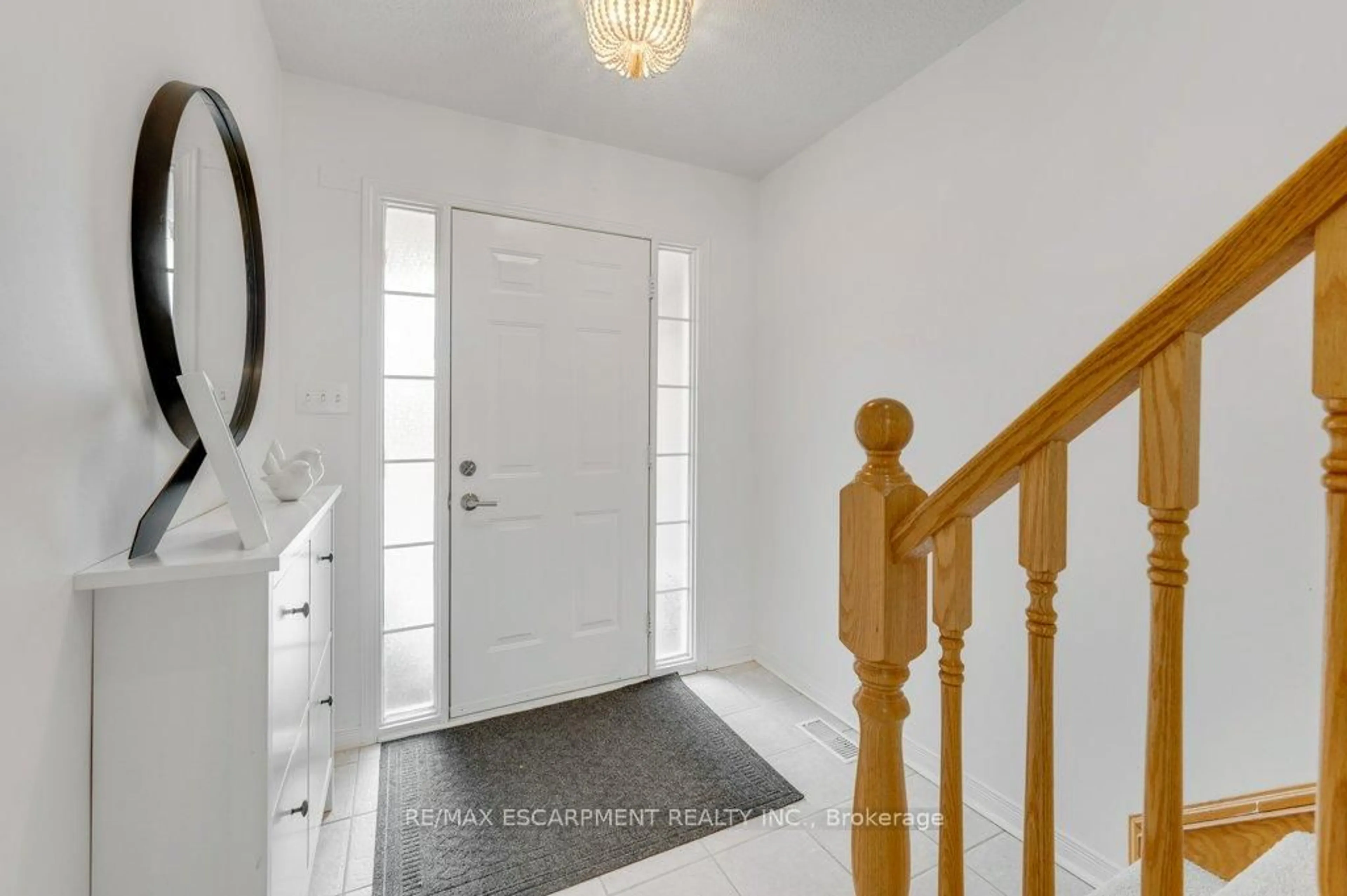 Indoor entryway for 2006 Erika Crt, Oakville Ontario L6M 4R4
