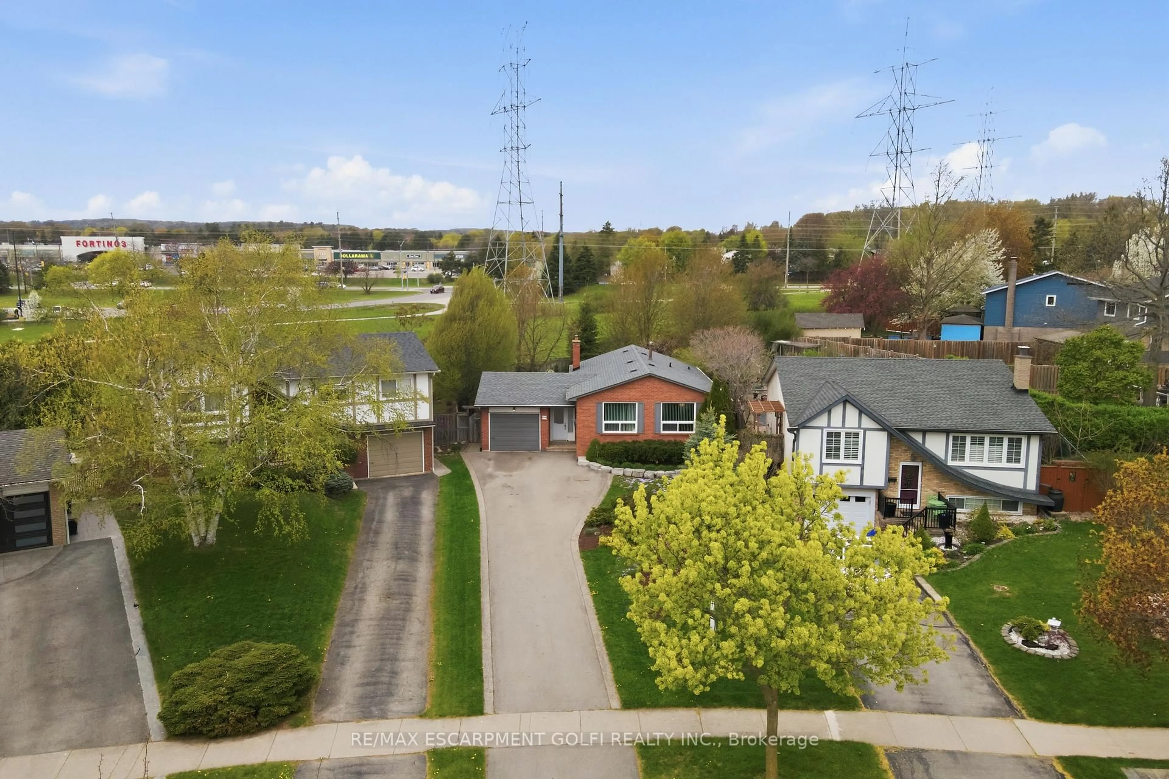 A pic from outside/outdoor area/front of a property/back of a property/a pic from drone, street for 3141 Bentworth Dr, Burlington Ontario L7M 1V9