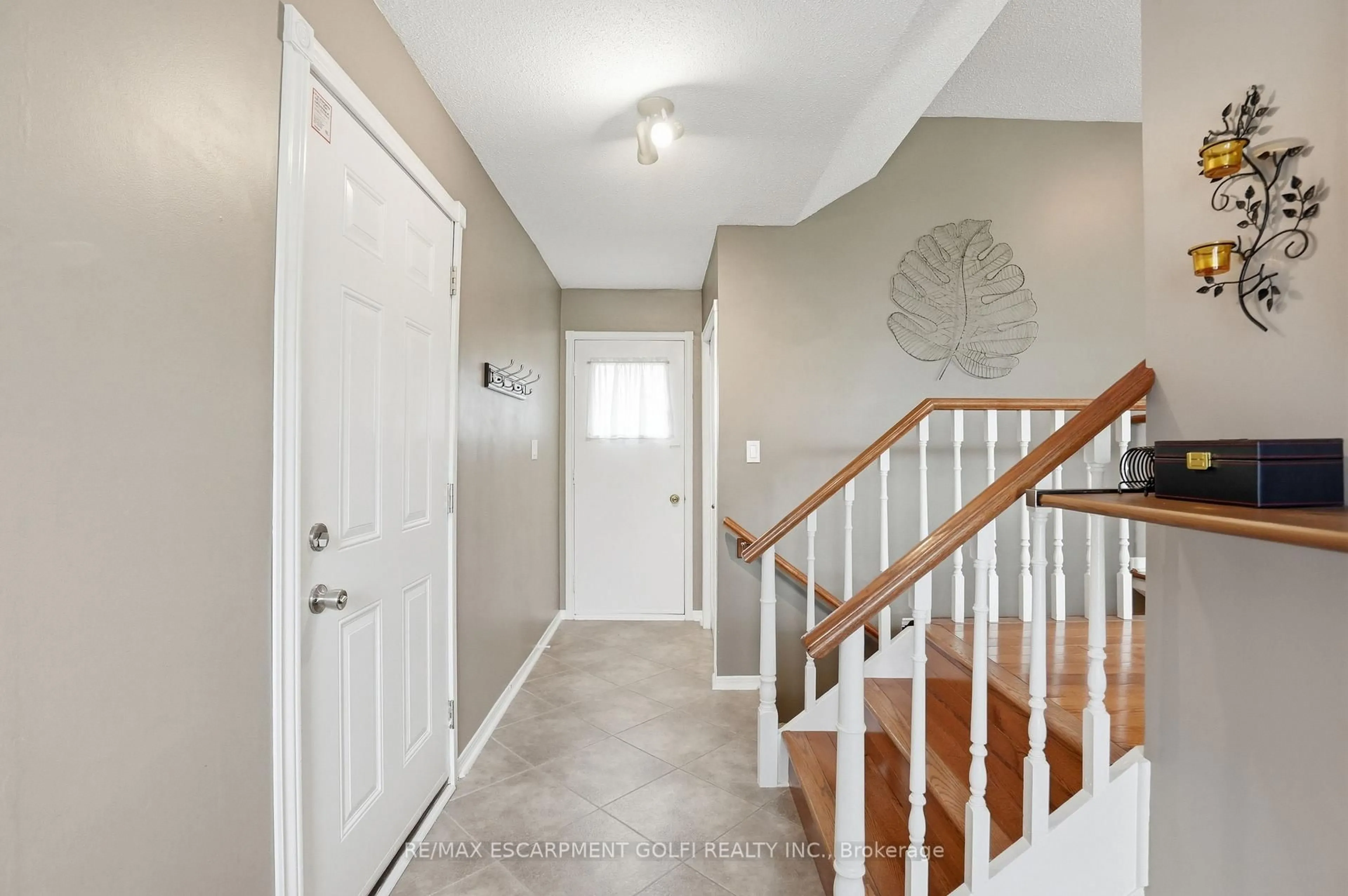 Indoor entryway for 3141 Bentworth Dr, Burlington Ontario L7M 1V9