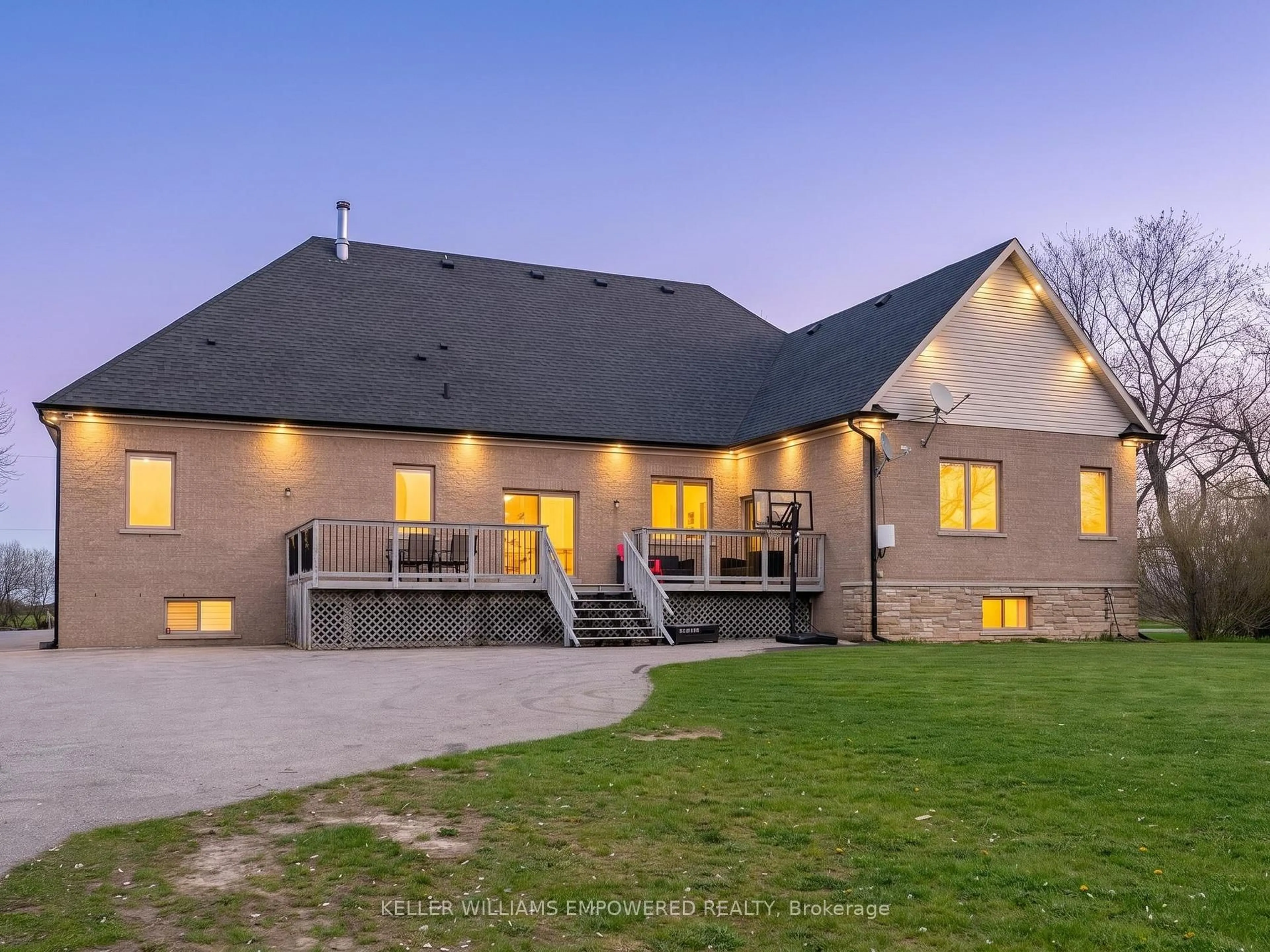 A pic from outside/outdoor area/front of a property/back of a property/a pic from drone, mountain view for 10108 Clarkway Dr, Brampton Ontario L6P 0V8