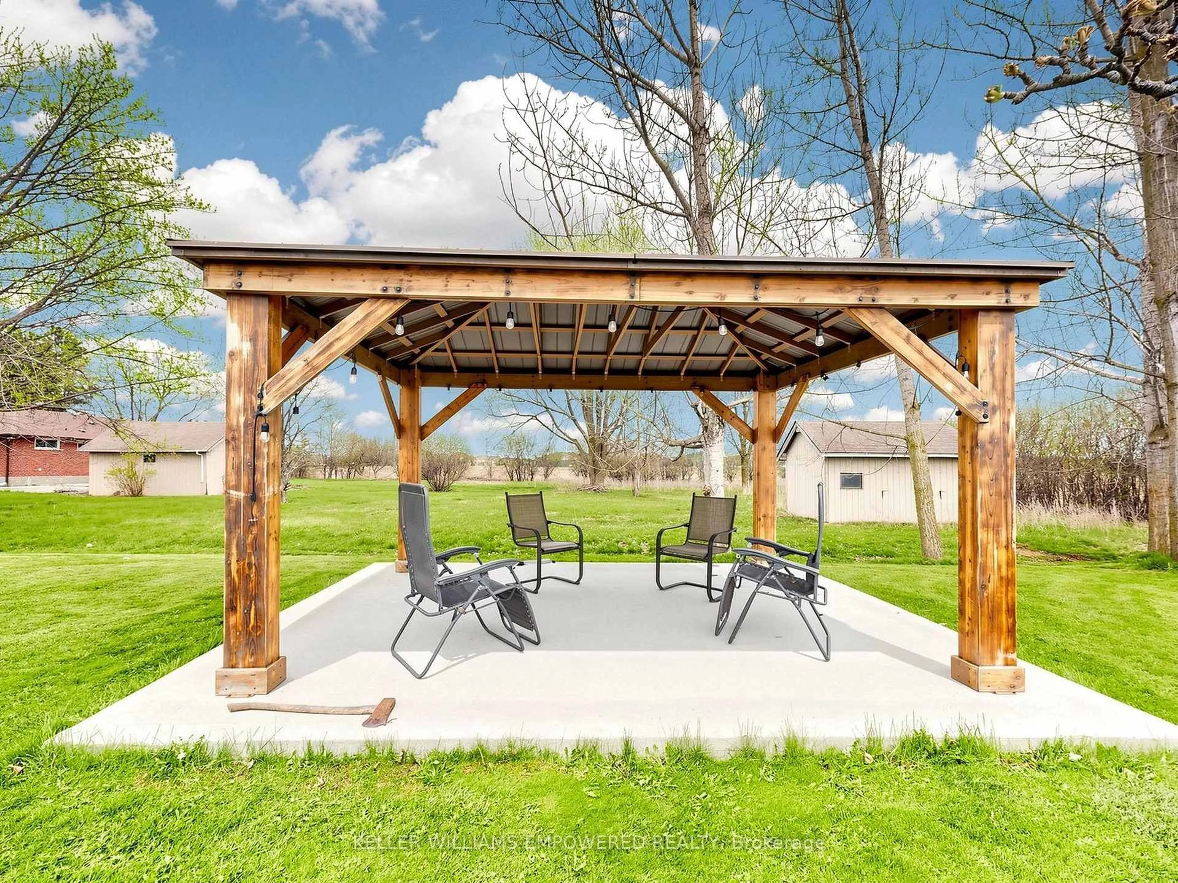 Patio, mountain view for 10108 Clarkway Dr, Brampton Ontario L6P 0V8