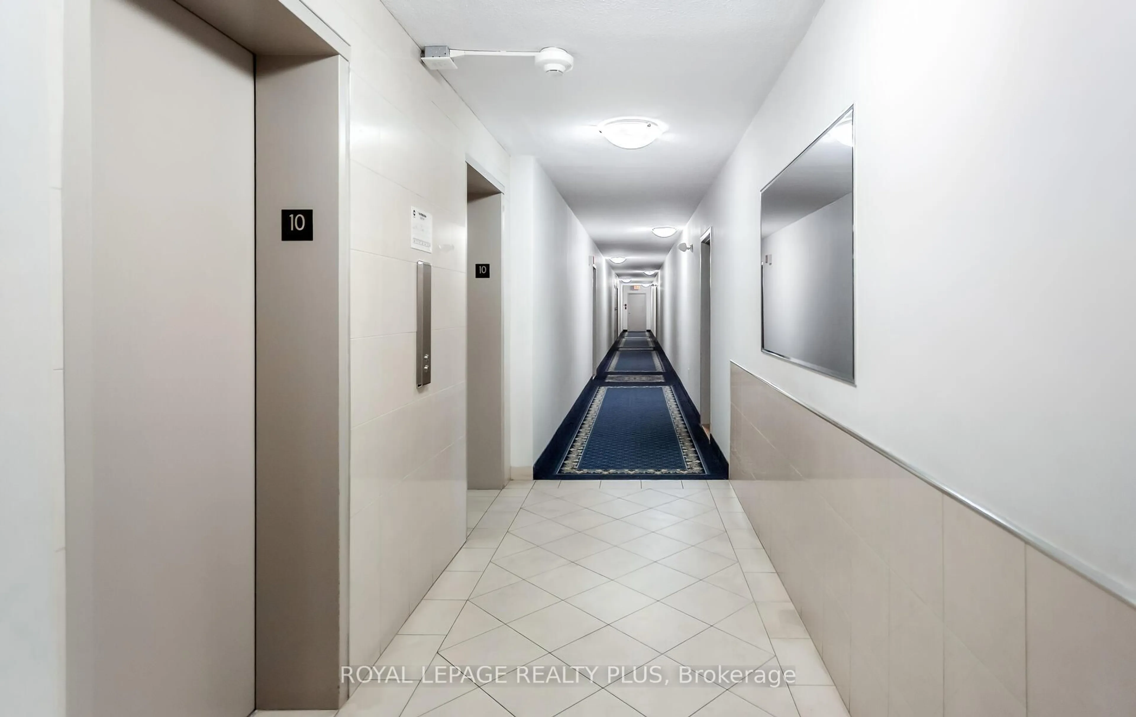 Indoor foyer for 1 Four Winds Dr #1004, Toronto Ontario M3J 2T1