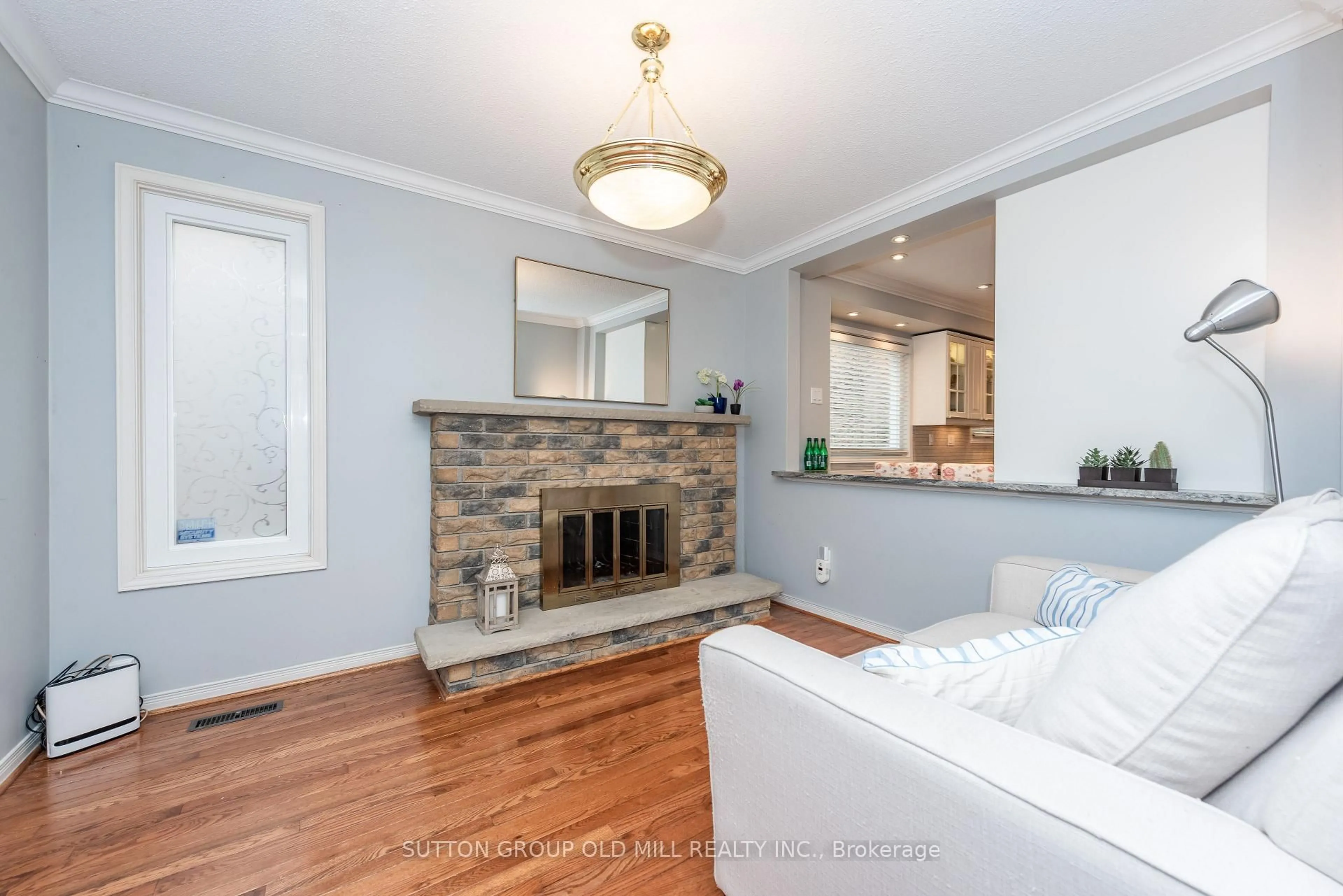 Living room with furniture, unknown for 1603 Dewberry Cres, Mississauga Ontario L4W 3B6