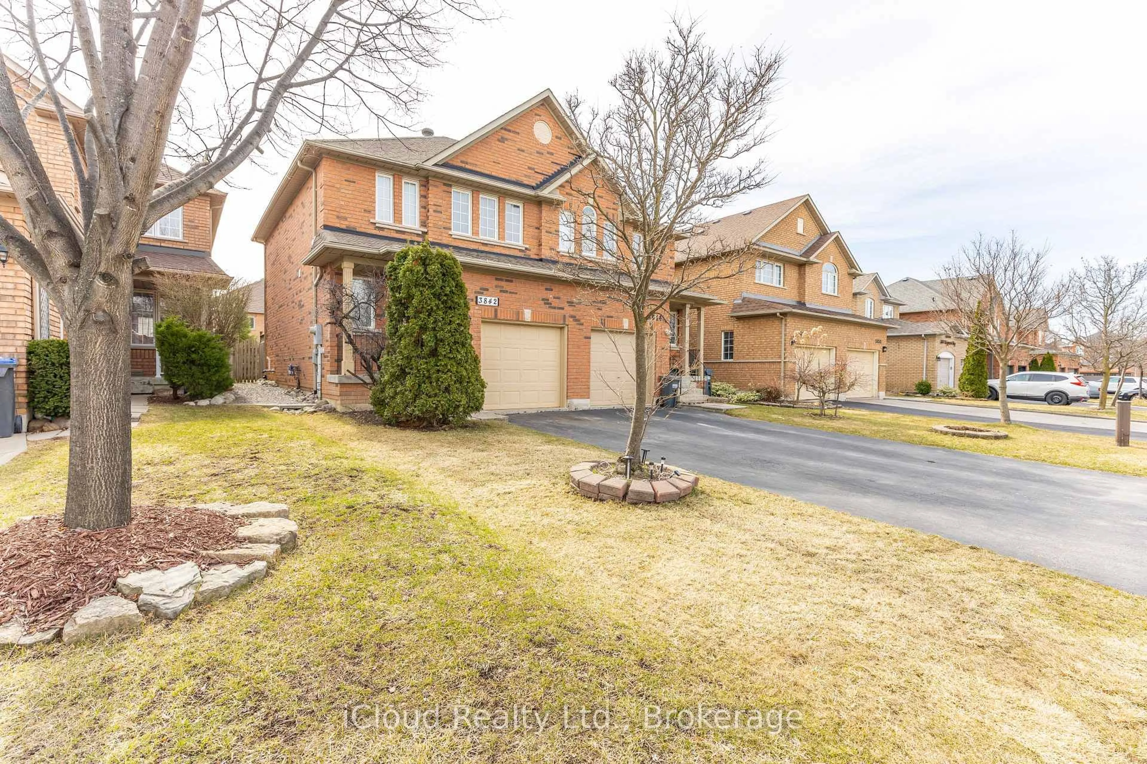 Home with brick exterior material, street for 3842 Ridgepoint Way, Mississauga Ontario L5N 7T9