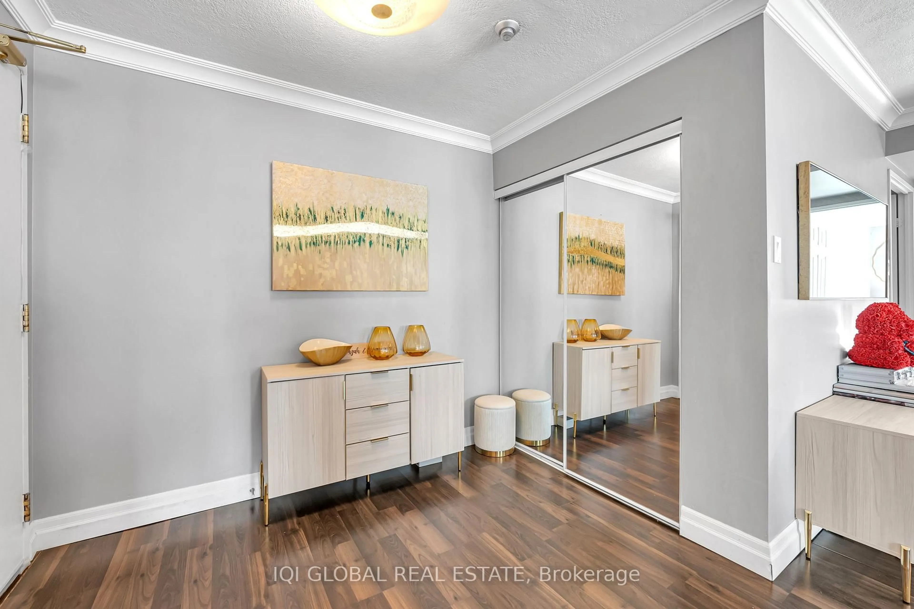 Indoor entryway for 4450 Tucana Crt #1608, Mississauga Ontario L5R 3R4