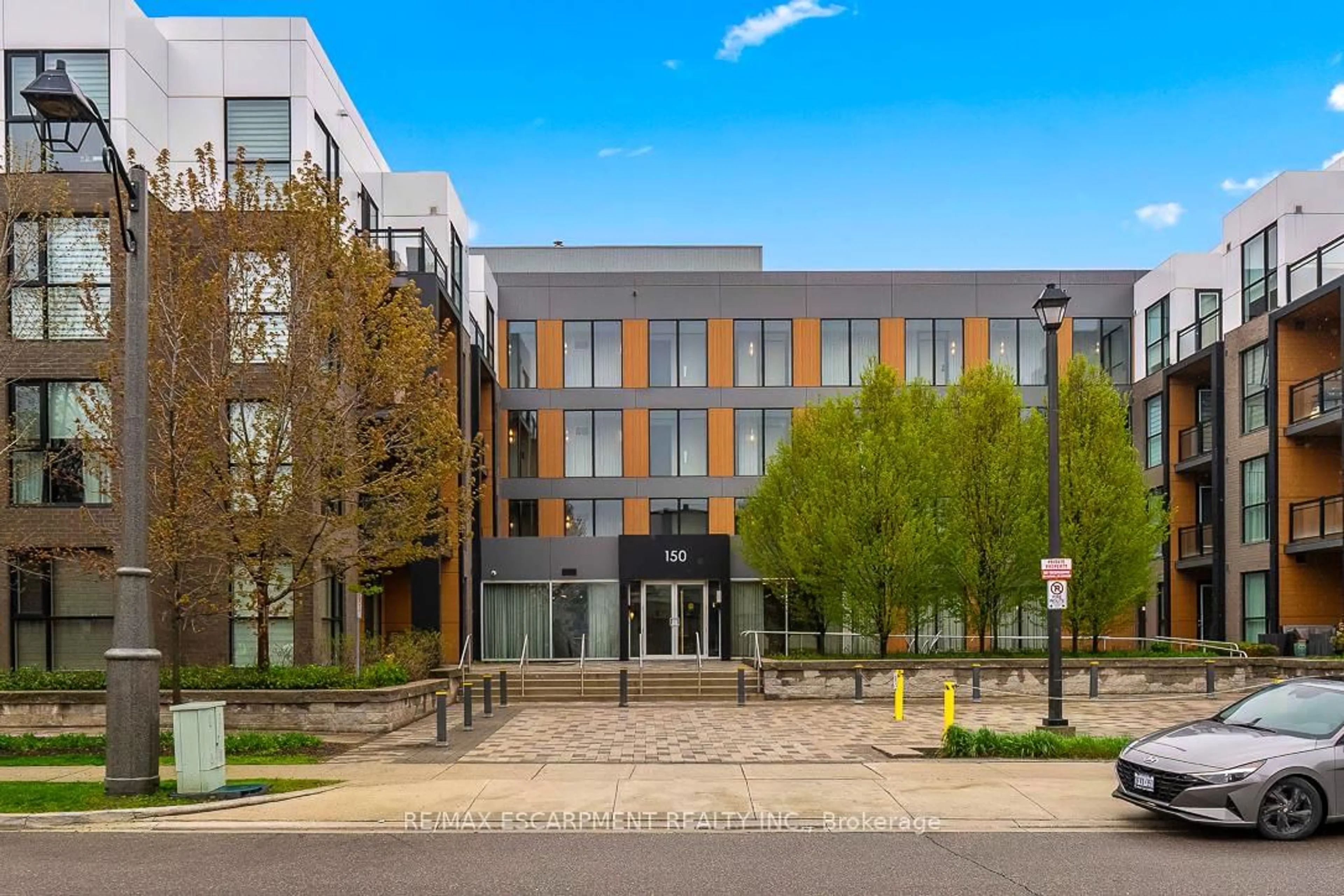 Patio, building for 150 Sabina Dr #303, Oakville Ontario L6H 0W3