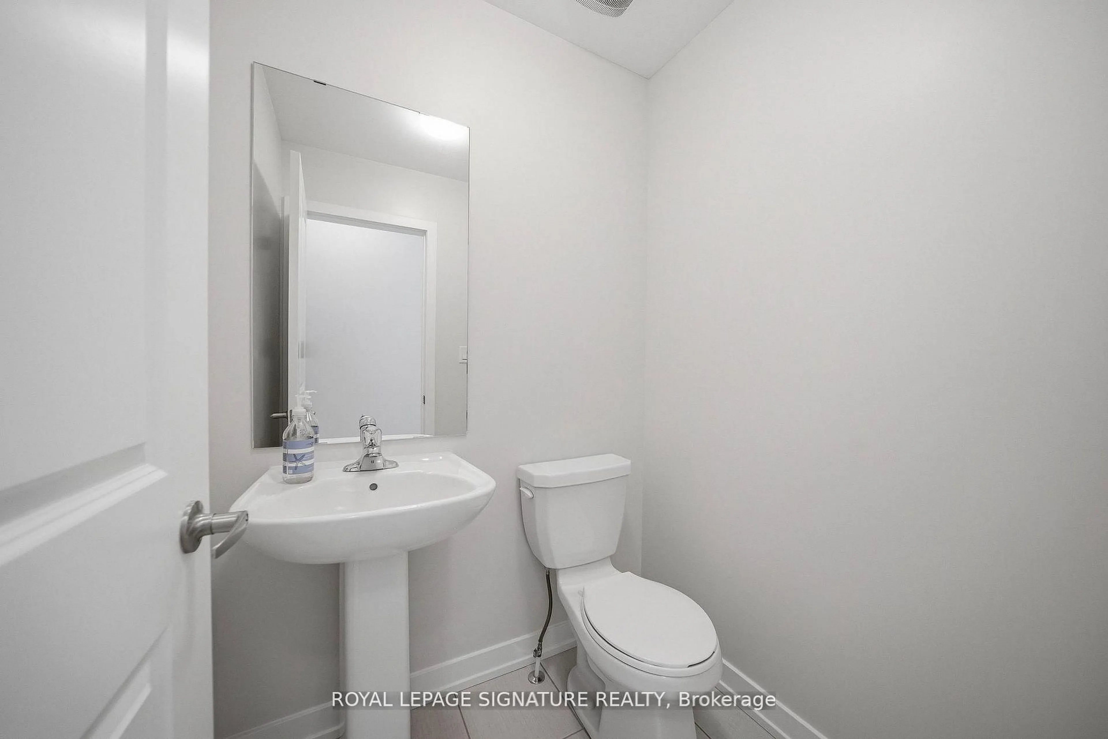 Standard bathroom, floor is not visible for 1201 Dartmouth Cres, Oakville Ontario L6H 8C3