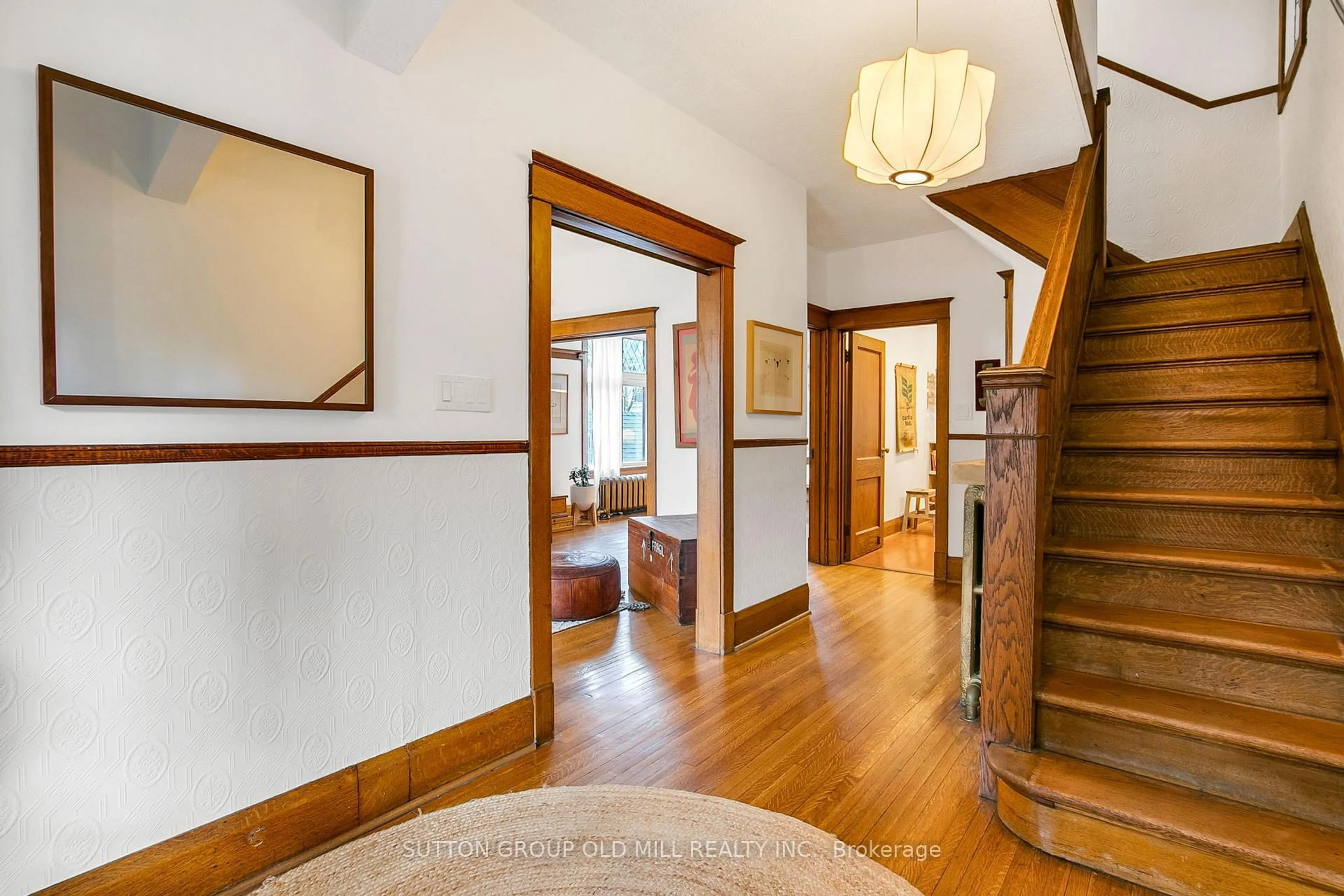 Indoor foyer for 1 Algonquin Ave, Toronto Ontario M6R 1K6