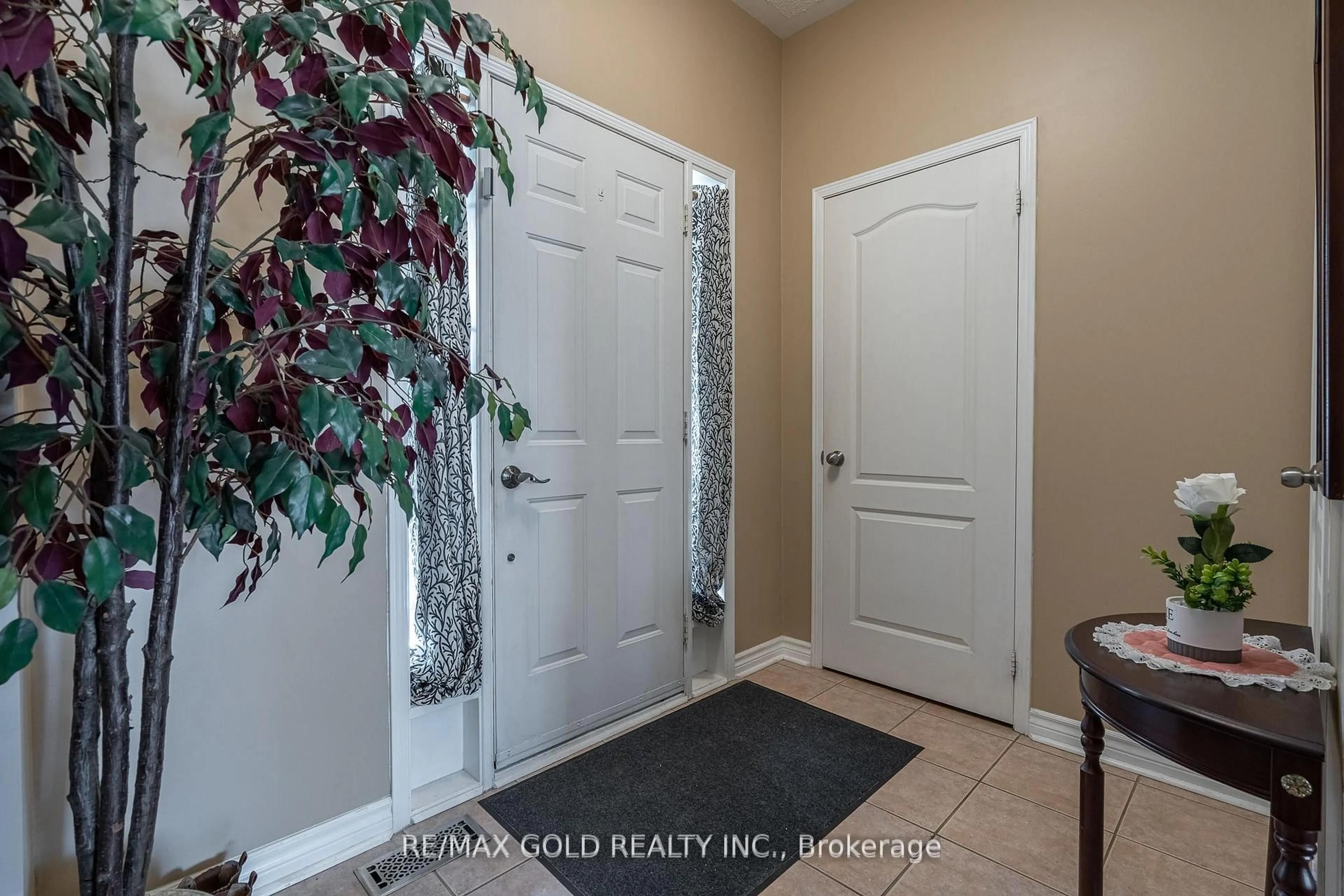 Indoor entryway for 31 Mistdale Cres, Brampton Ontario L7A 1S2