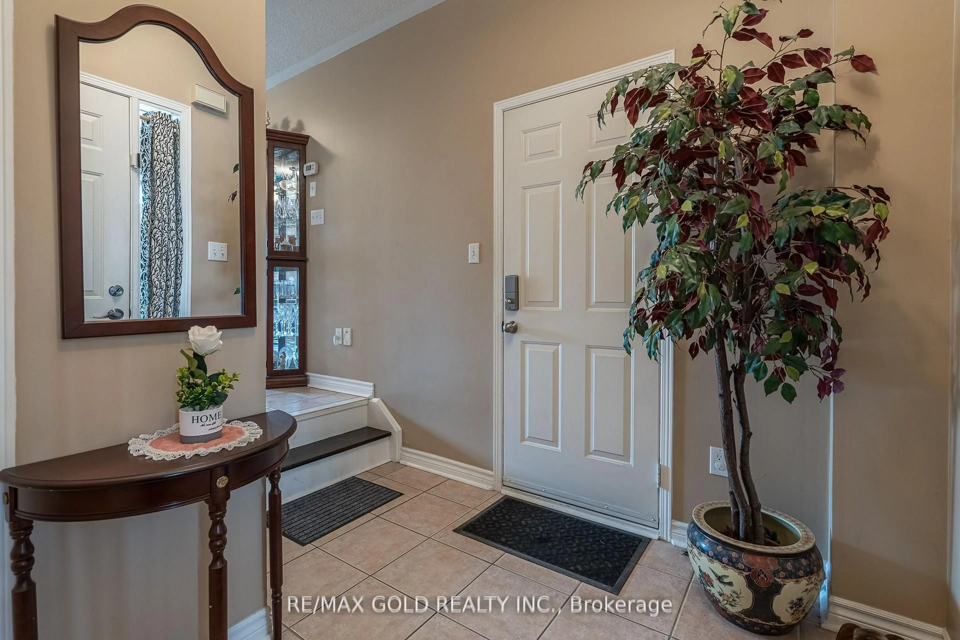 Indoor entryway for 31 Mistdale Cres, Brampton Ontario L7A 1S2