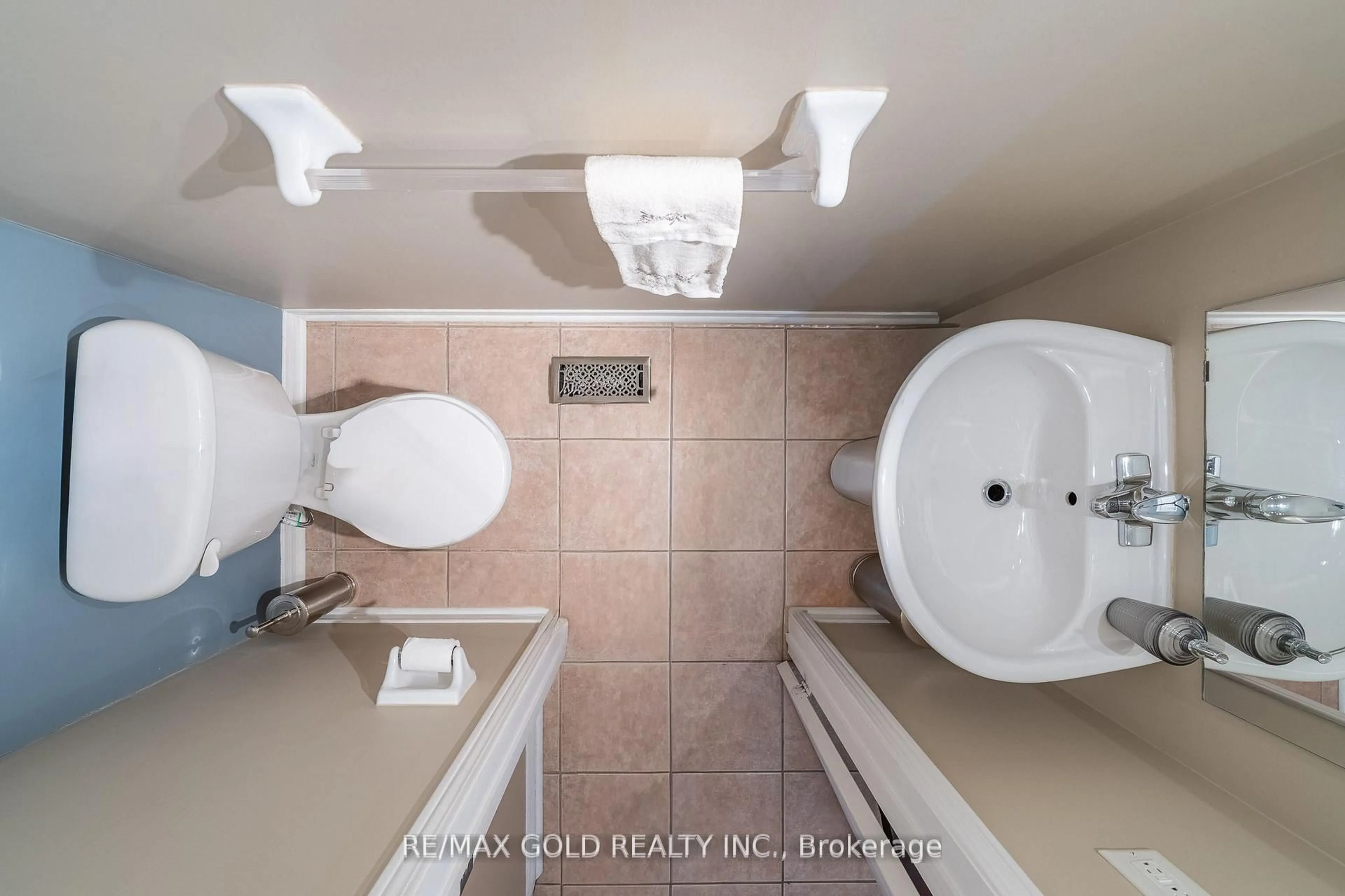 Standard bathroom, ceramic/tile floor for 31 Mistdale Cres, Brampton Ontario L7A 1S2