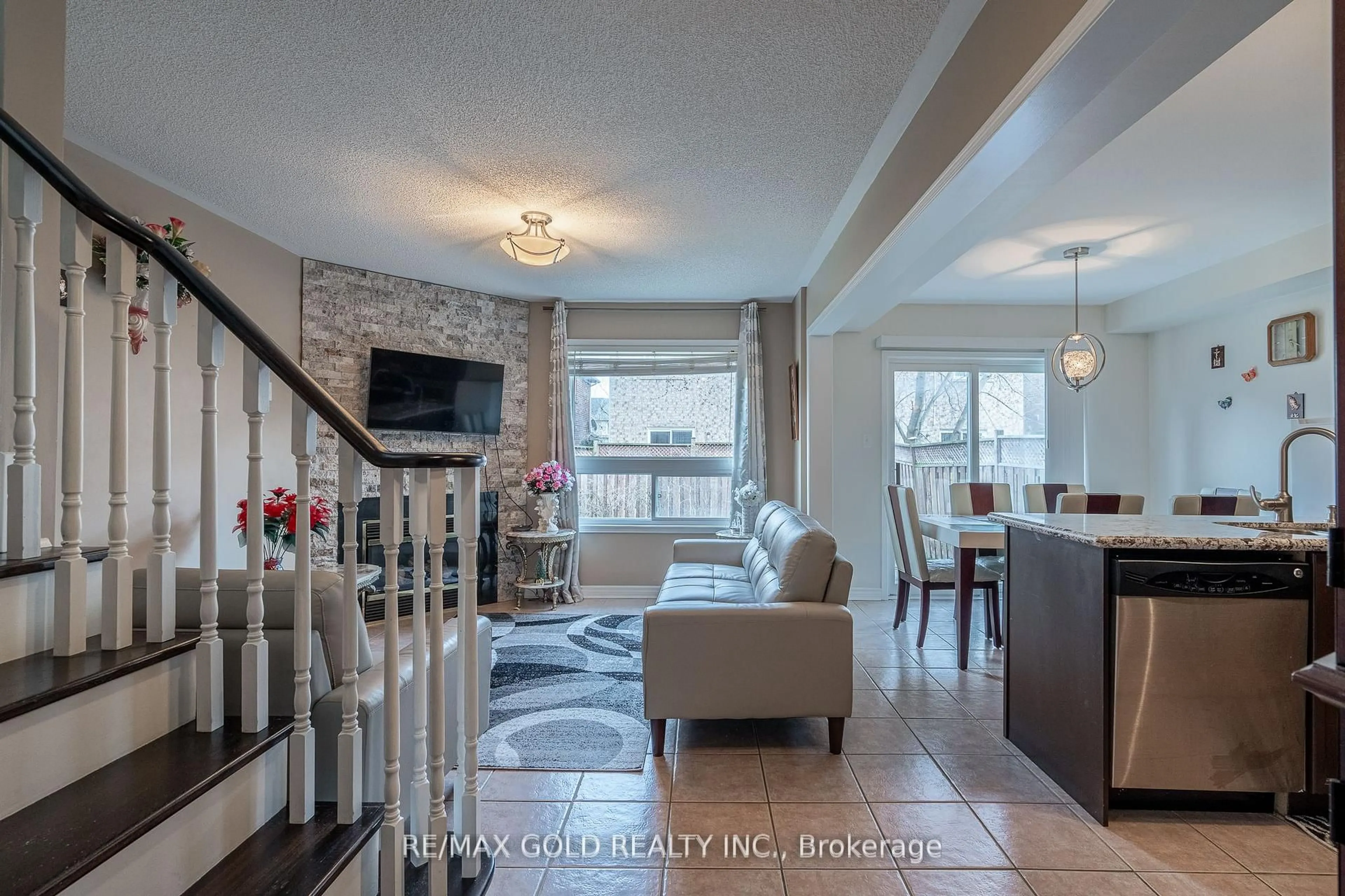 Living room with furniture, unknown for 31 Mistdale Cres, Brampton Ontario L7A 1S2
