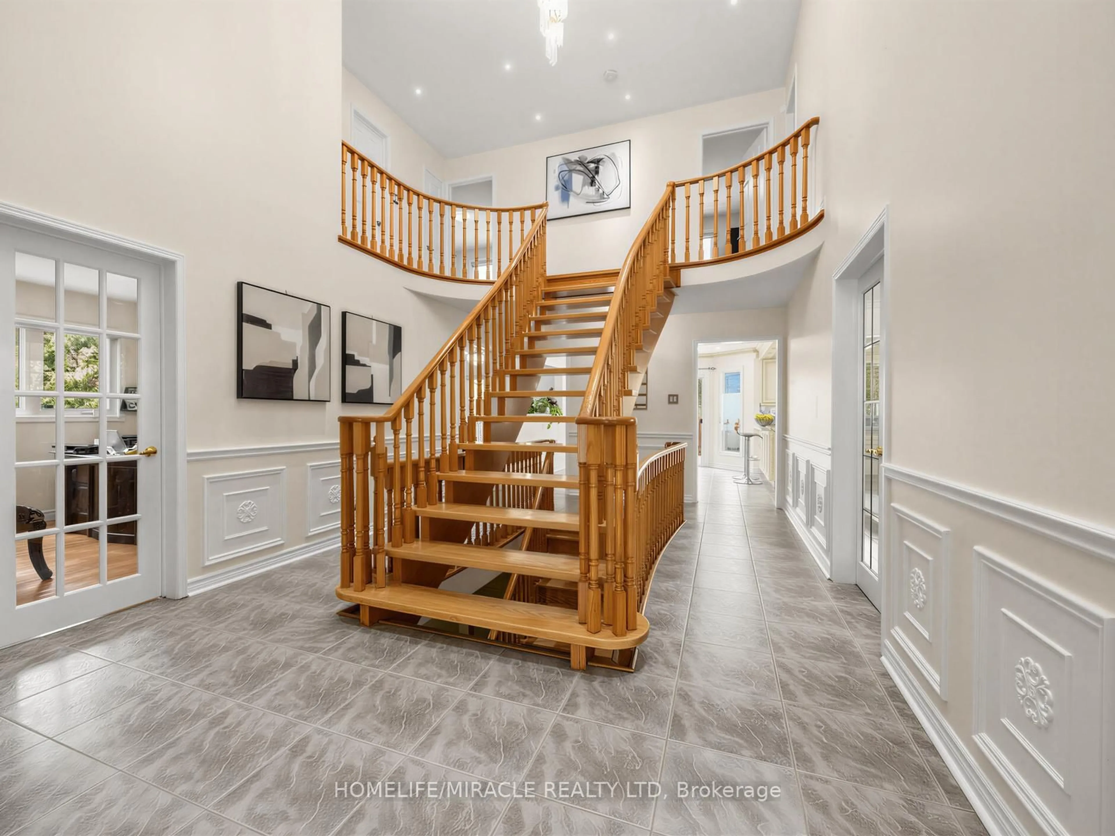 Indoor entryway for 2023 Jacamar Crt, Mississauga Ontario L5L 3P7