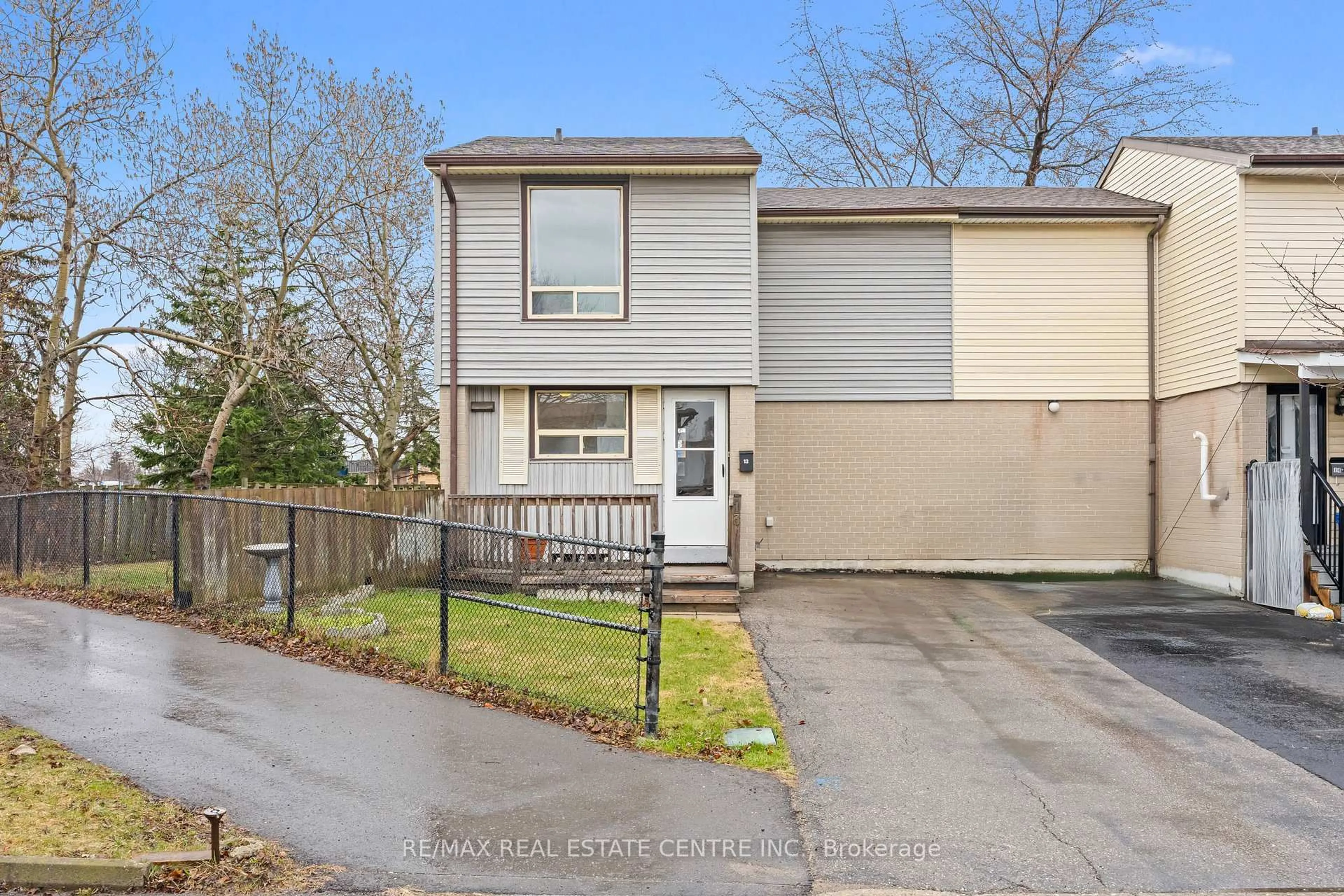 A pic from outside/outdoor area/front of a property/back of a property/a pic from drone, street for 13 Gold Pine Crt, Brampton Ontario L6S 2K6