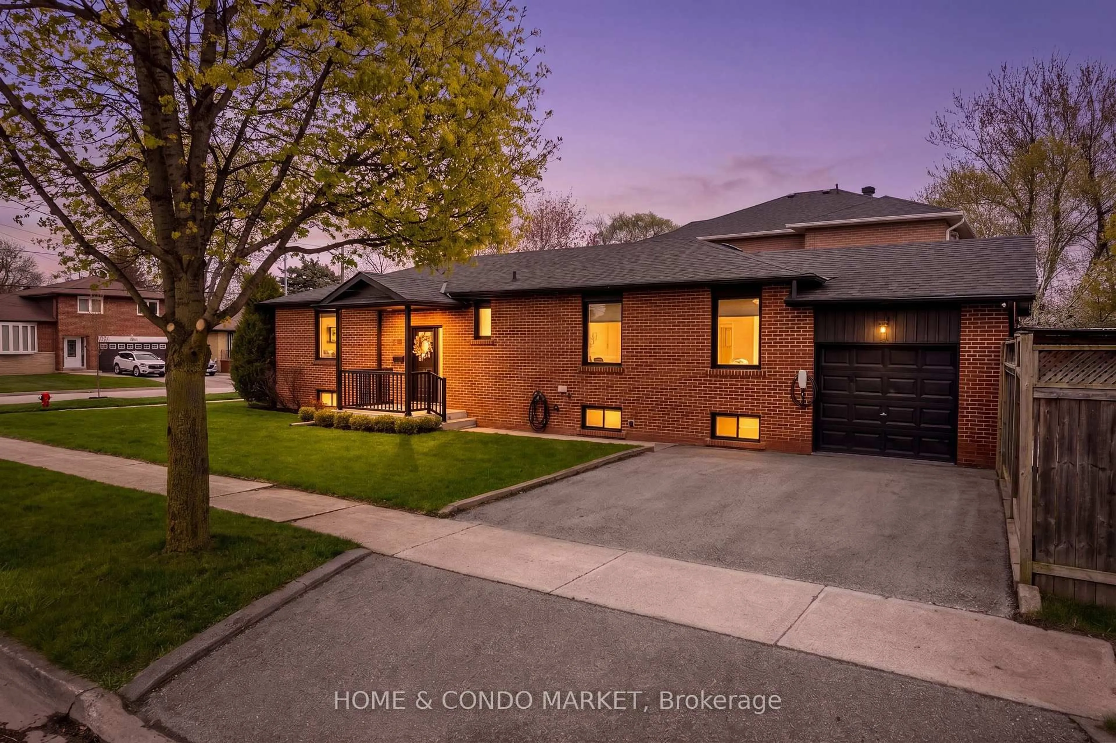 Home with brick exterior material, street for 1392 Northmount Ave, Mississauga Ontario L5E 1Y5