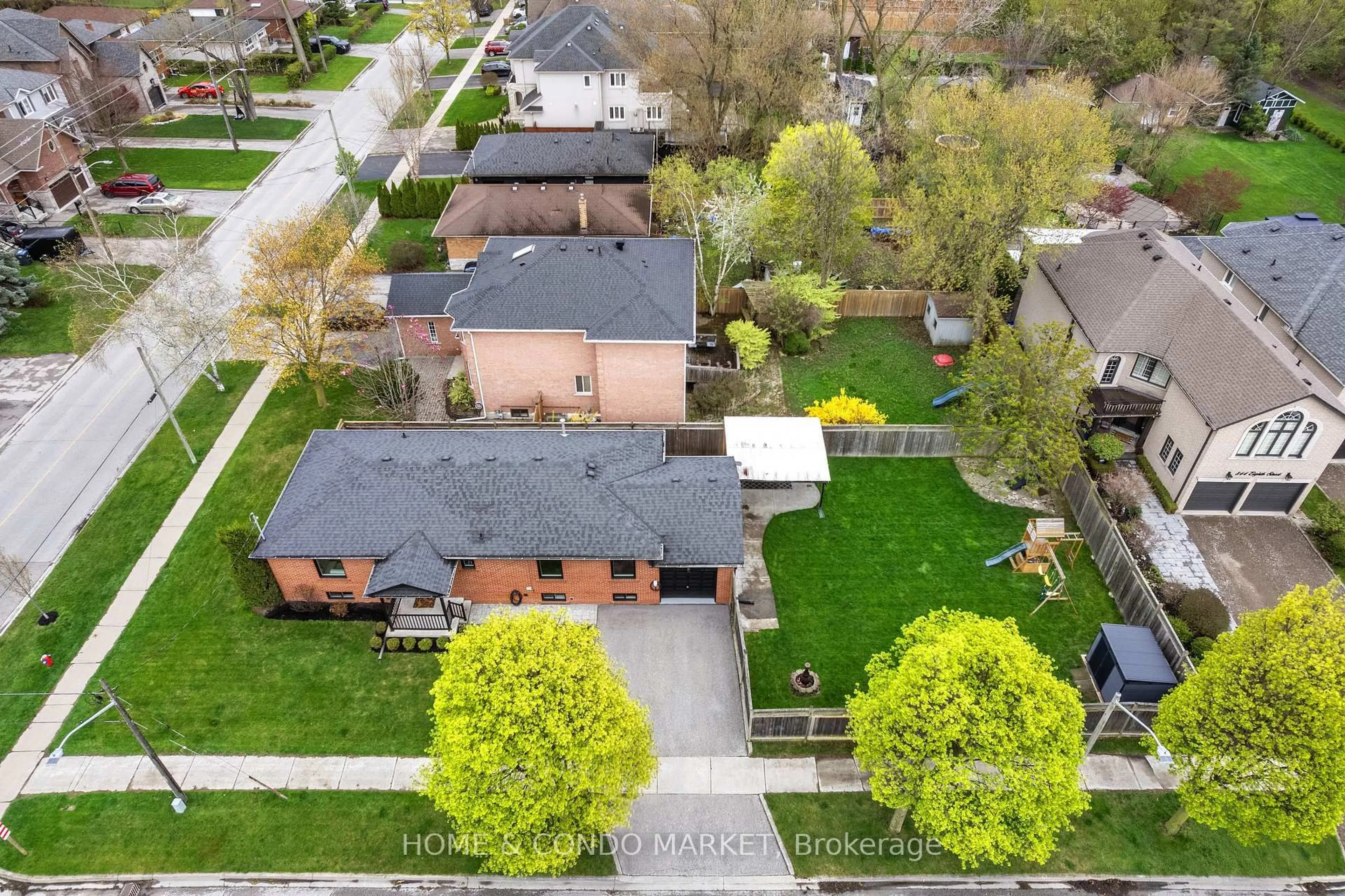 A pic from outside/outdoor area/front of a property/back of a property/a pic from drone, street for 1392 Northmount Ave, Mississauga Ontario L5E 1Y5