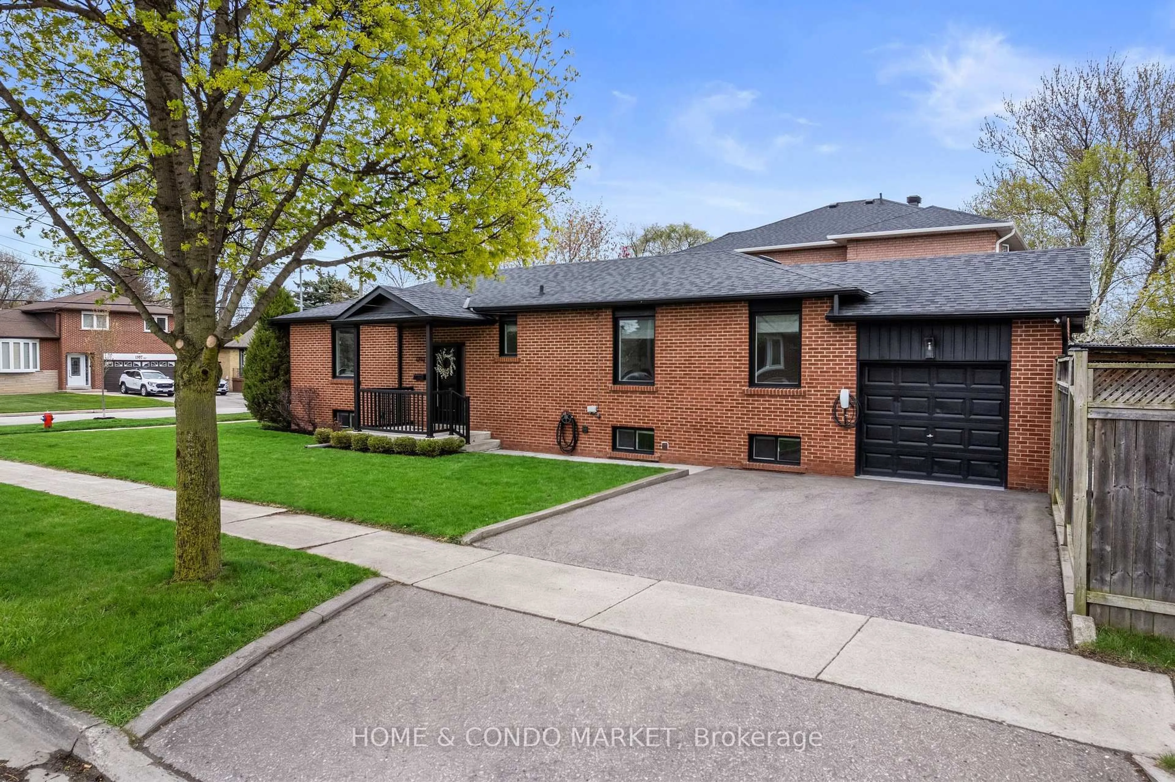 Home with brick exterior material, street for 1392 Northmount Ave, Mississauga Ontario L5E 1Y5