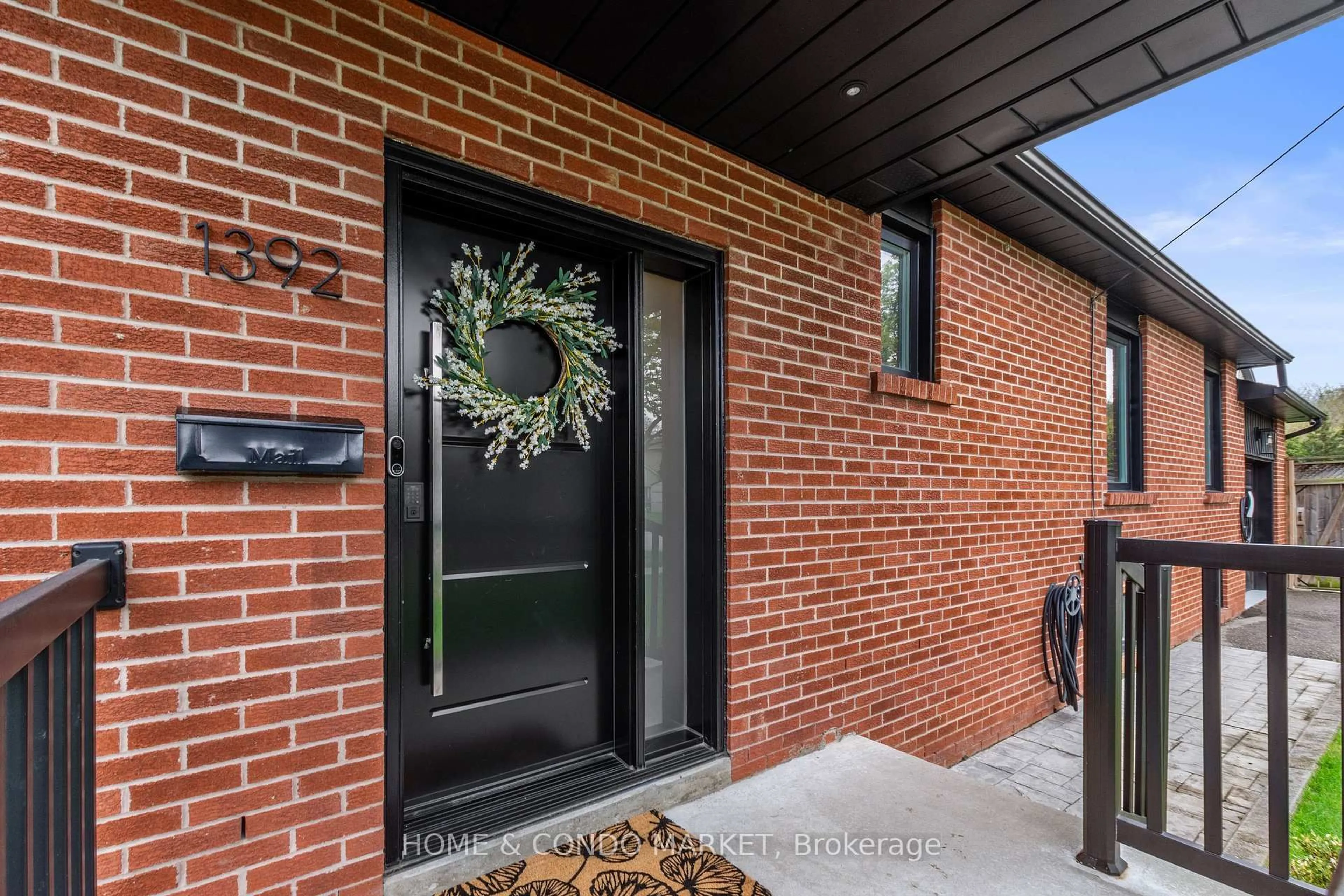 Home with brick exterior material, street for 1392 Northmount Ave, Mississauga Ontario L5E 1Y5