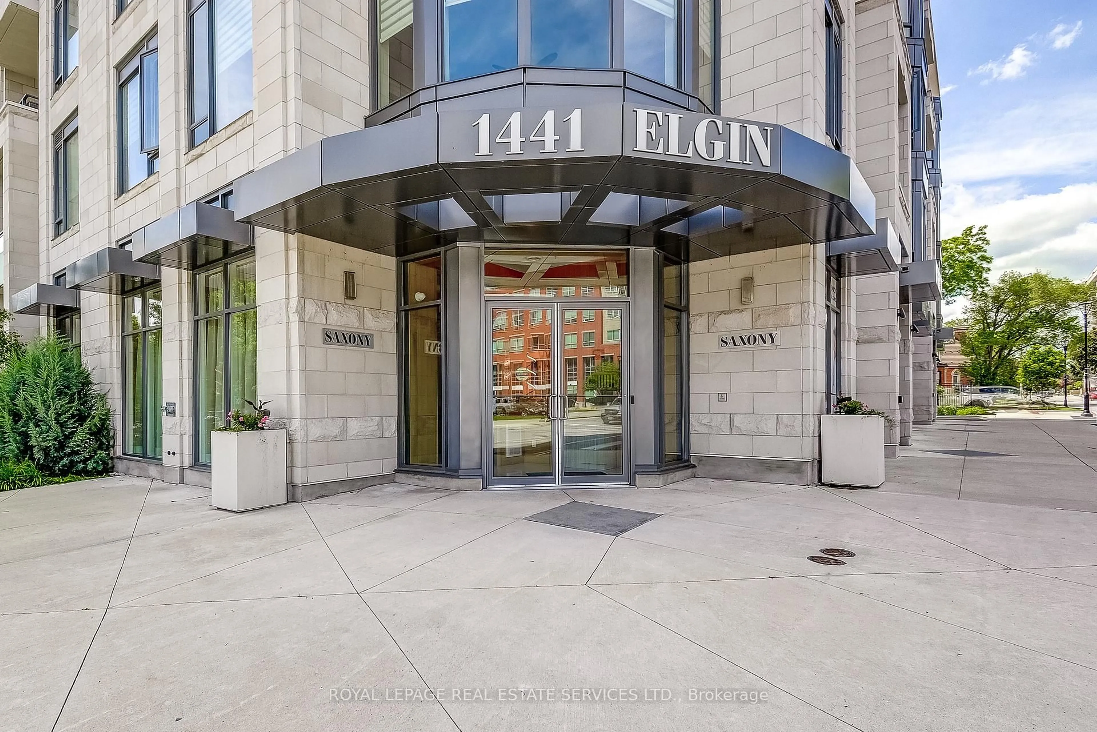 Indoor foyer for 1441 Elgin St #404, Burlington Ontario L7S 1E6