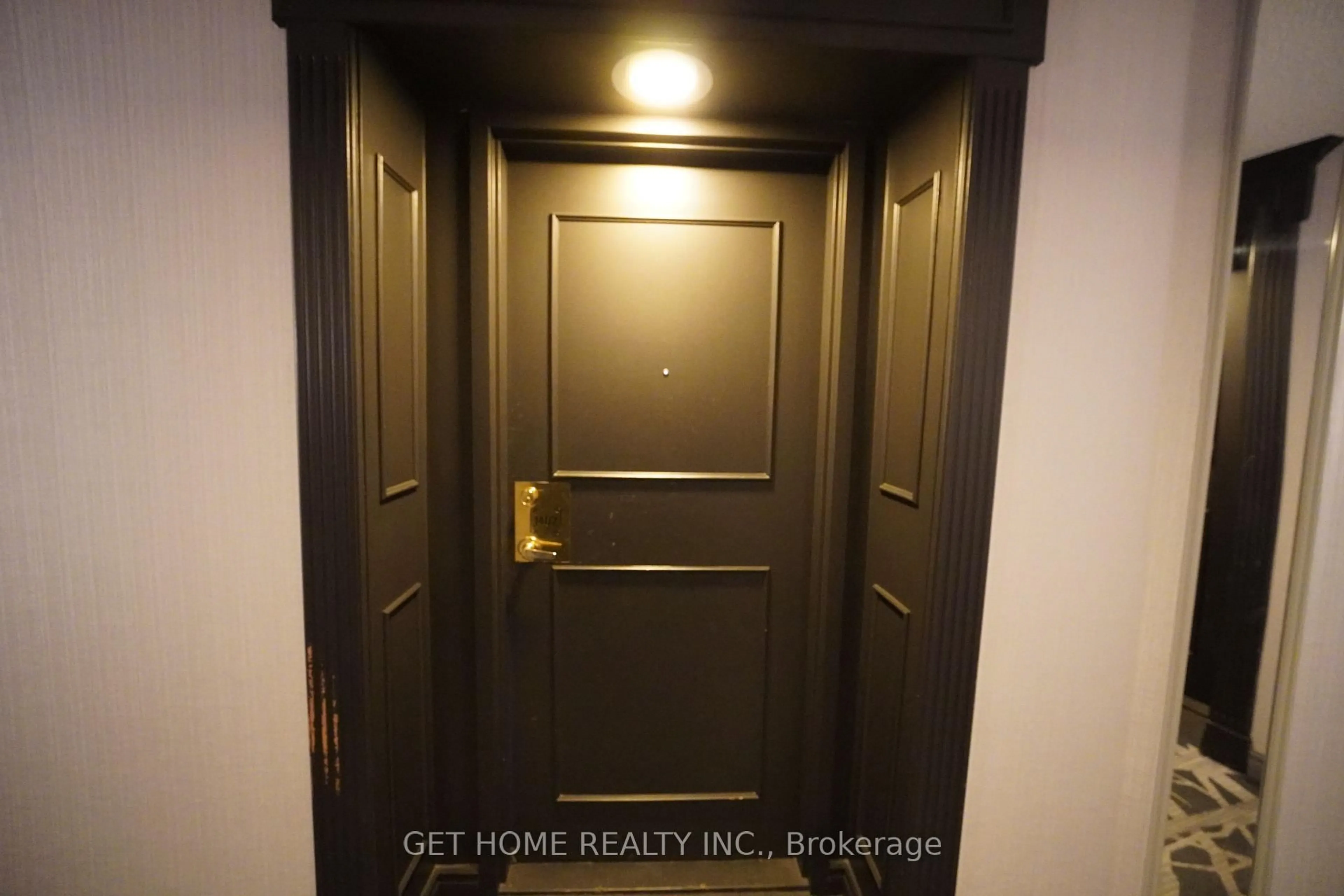Indoor entryway for 115 Hillcrest Ave #1402, Mississauga Ontario L5B 3Y9