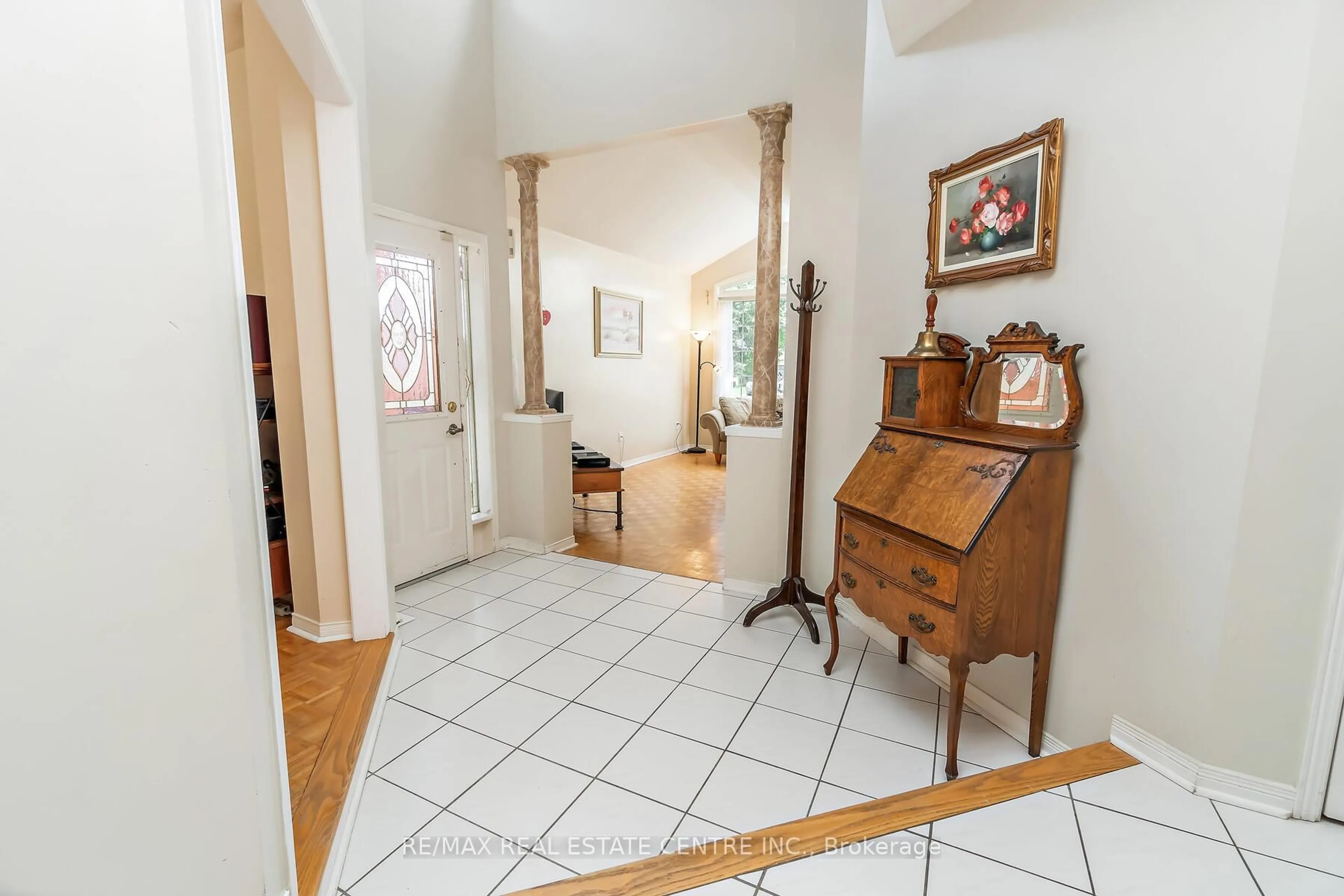 Indoor foyer for 7 Curry Cres, Halton Hills Ontario L7G 5L4